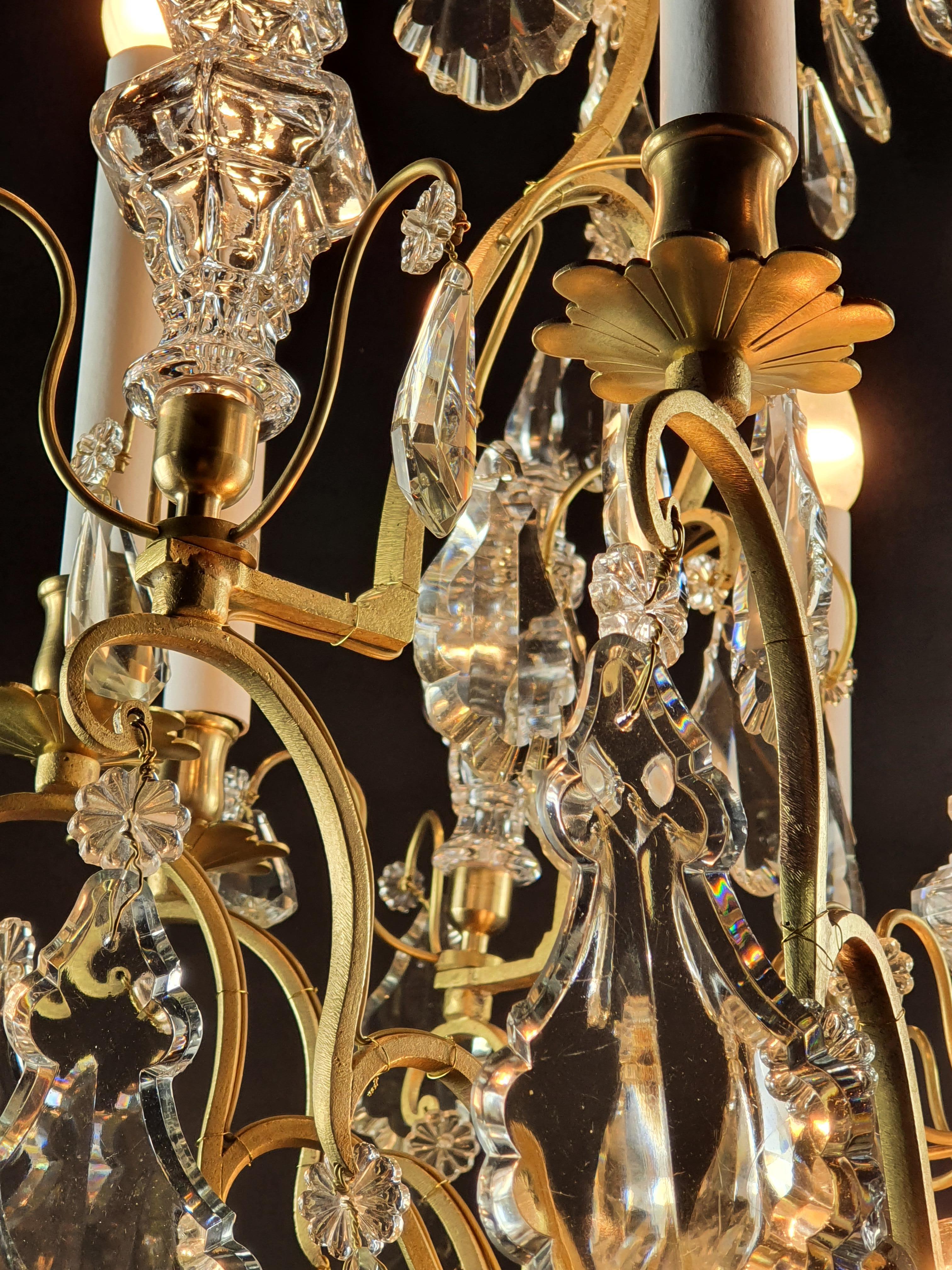Cristal  Grand lustre signé Baccarat en bronze doré et drapeau en cristal 