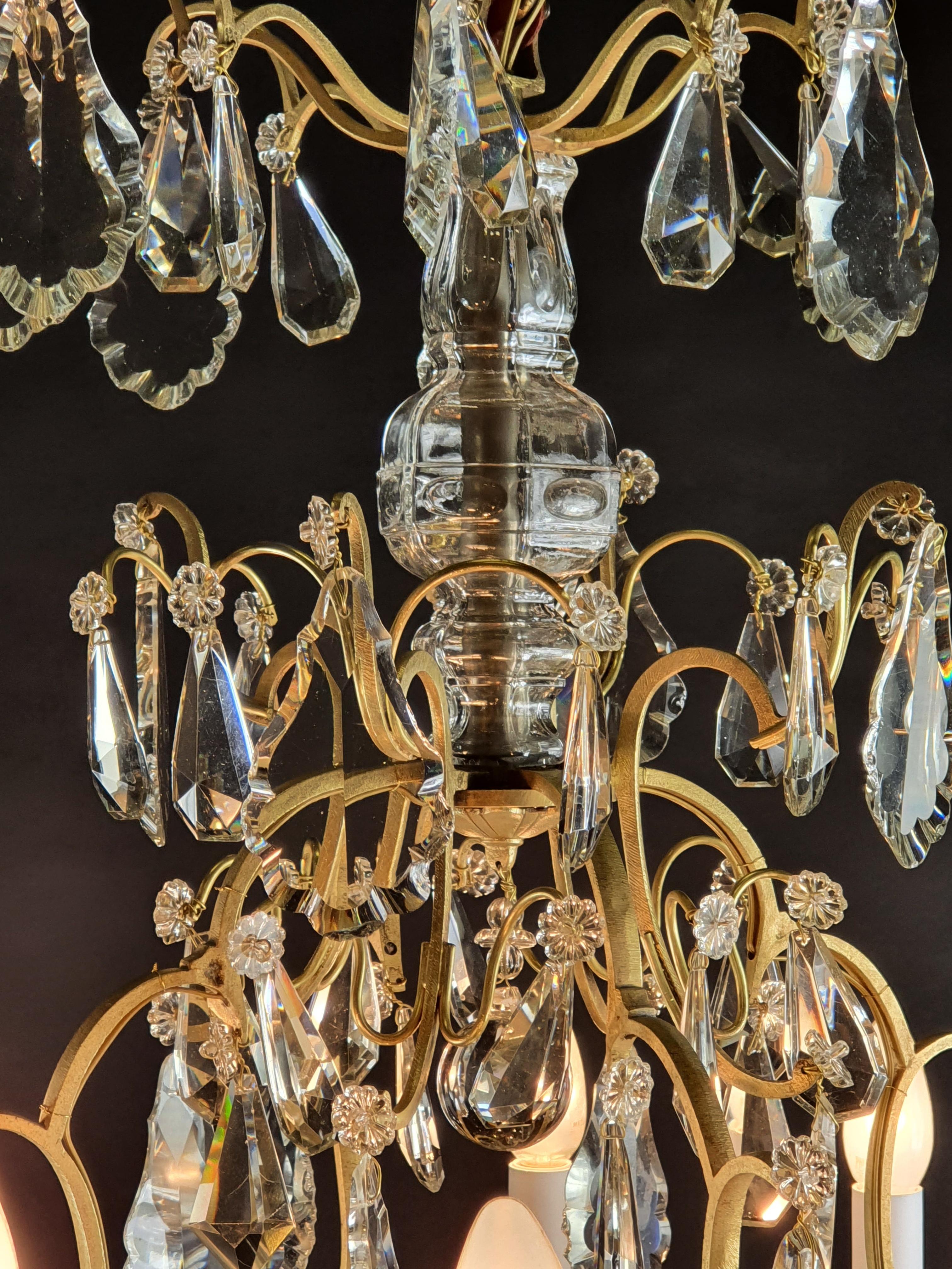  Grand lustre signé Baccarat en bronze doré et drapeau en cristal  2