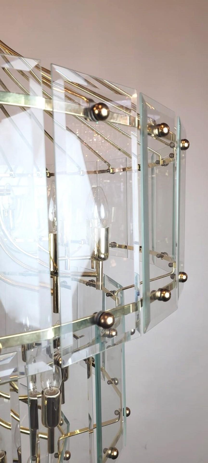 Mid-Century moderno Grande lampadario con piastre di vetro smussate - 27 luci in vendita