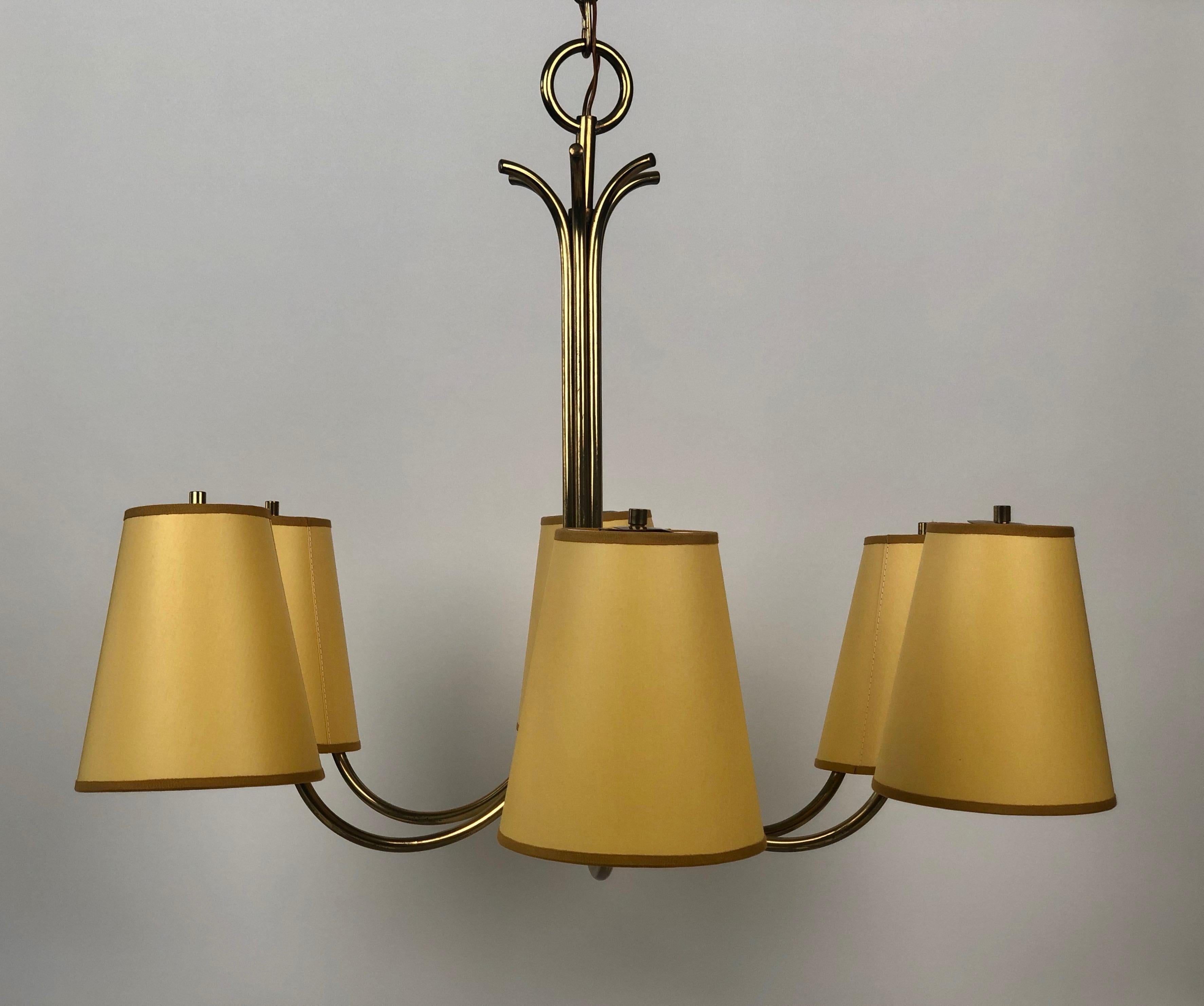 Grand lustre  en laiton avec six bras, conçu par Josef Frank dans les années 1950, Autriche.
Les abat-jour en soie de couleur jaune utilisent la structure métallique d'origine. L'électricité a été contrôlée.