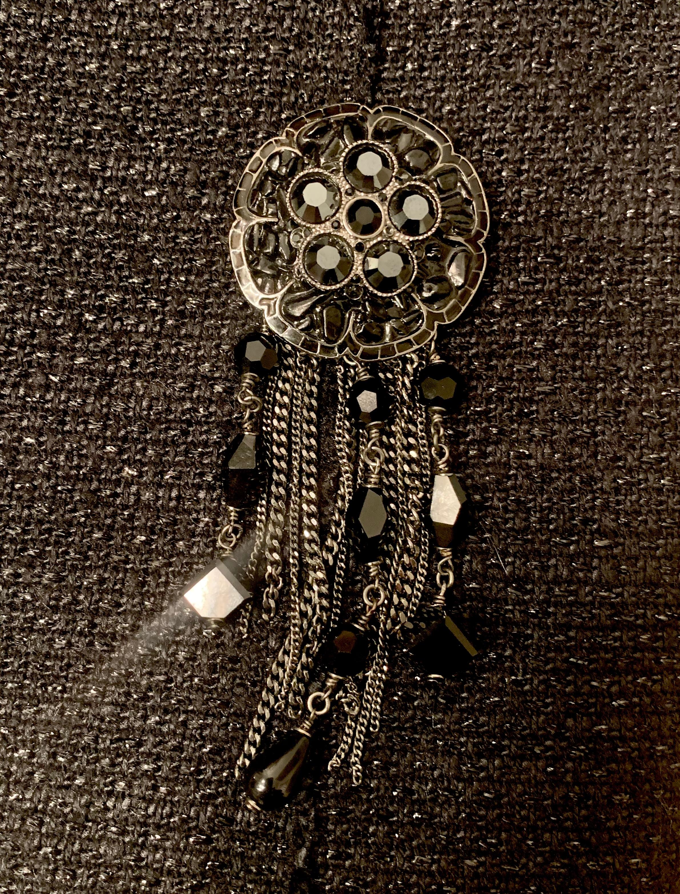 Grande broche camélia en résine coulée noire et perles à facettes de Chanel, vers 2000 en vente 6