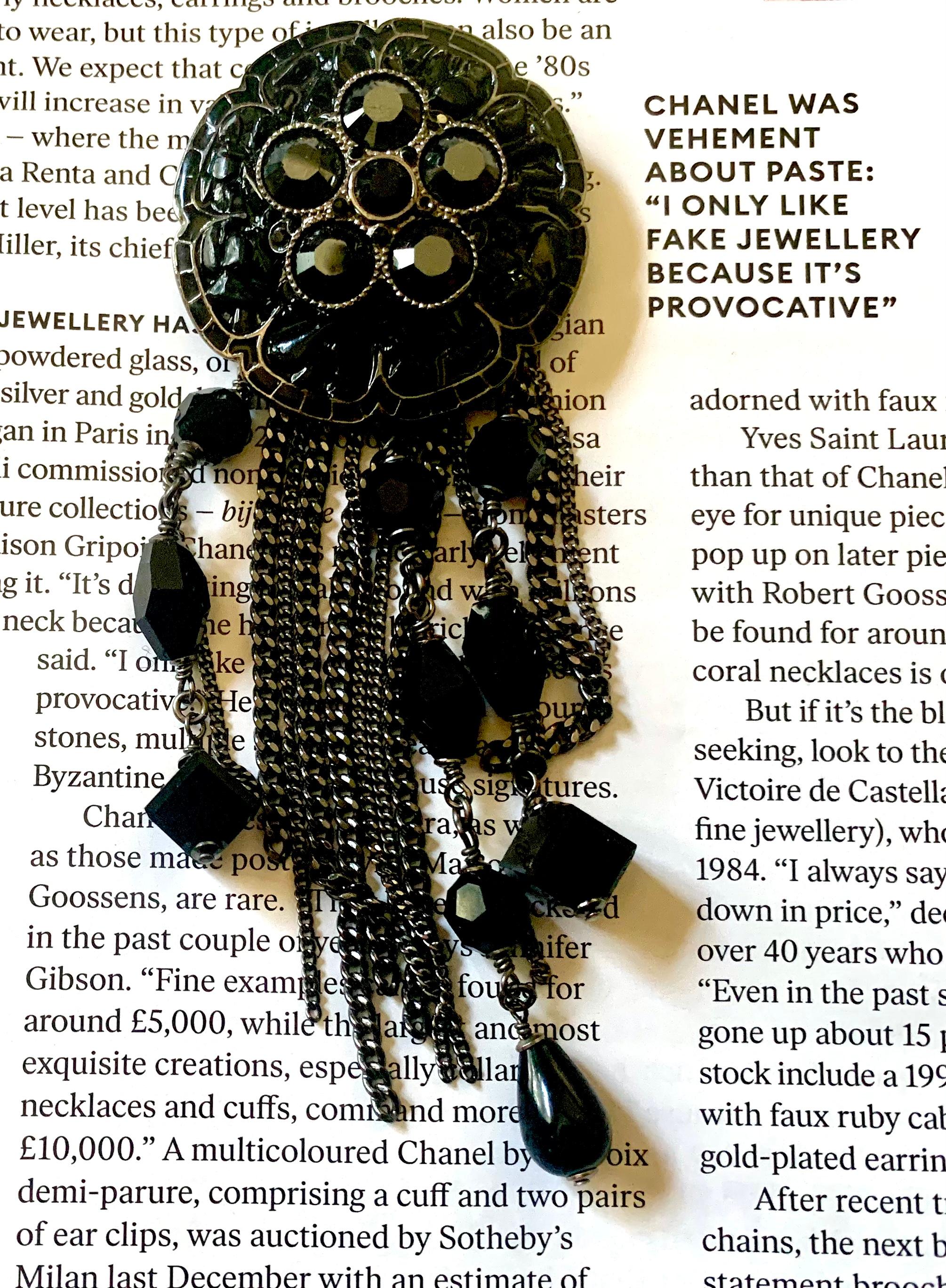 Grande broche camélia en résine coulée noire et perles à facettes de Chanel, vers 2000 en vente 8