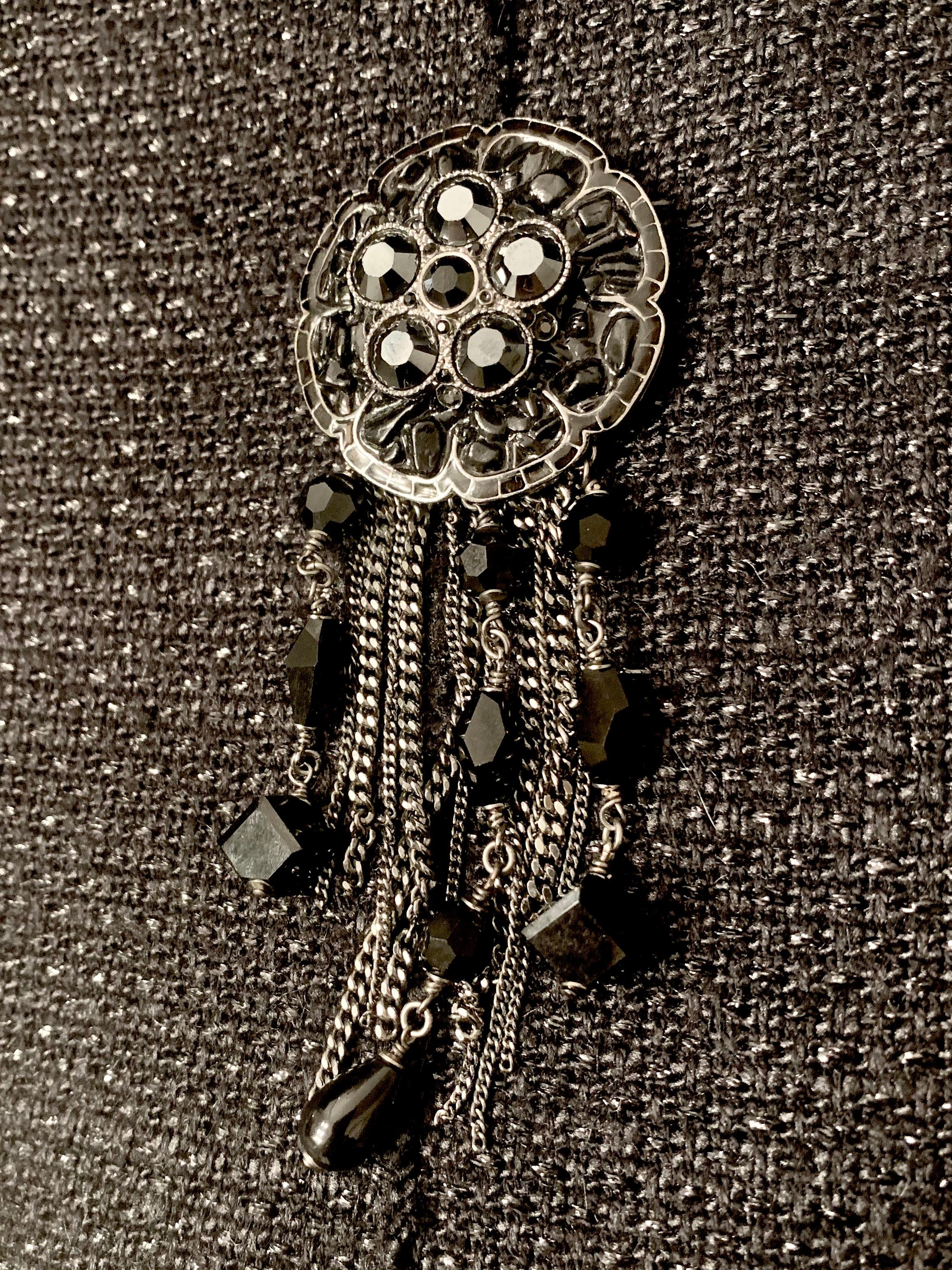 Grande broche camélia en résine coulée noire et perles à facettes de Chanel, vers 2000 Bon état - En vente à New York, NY