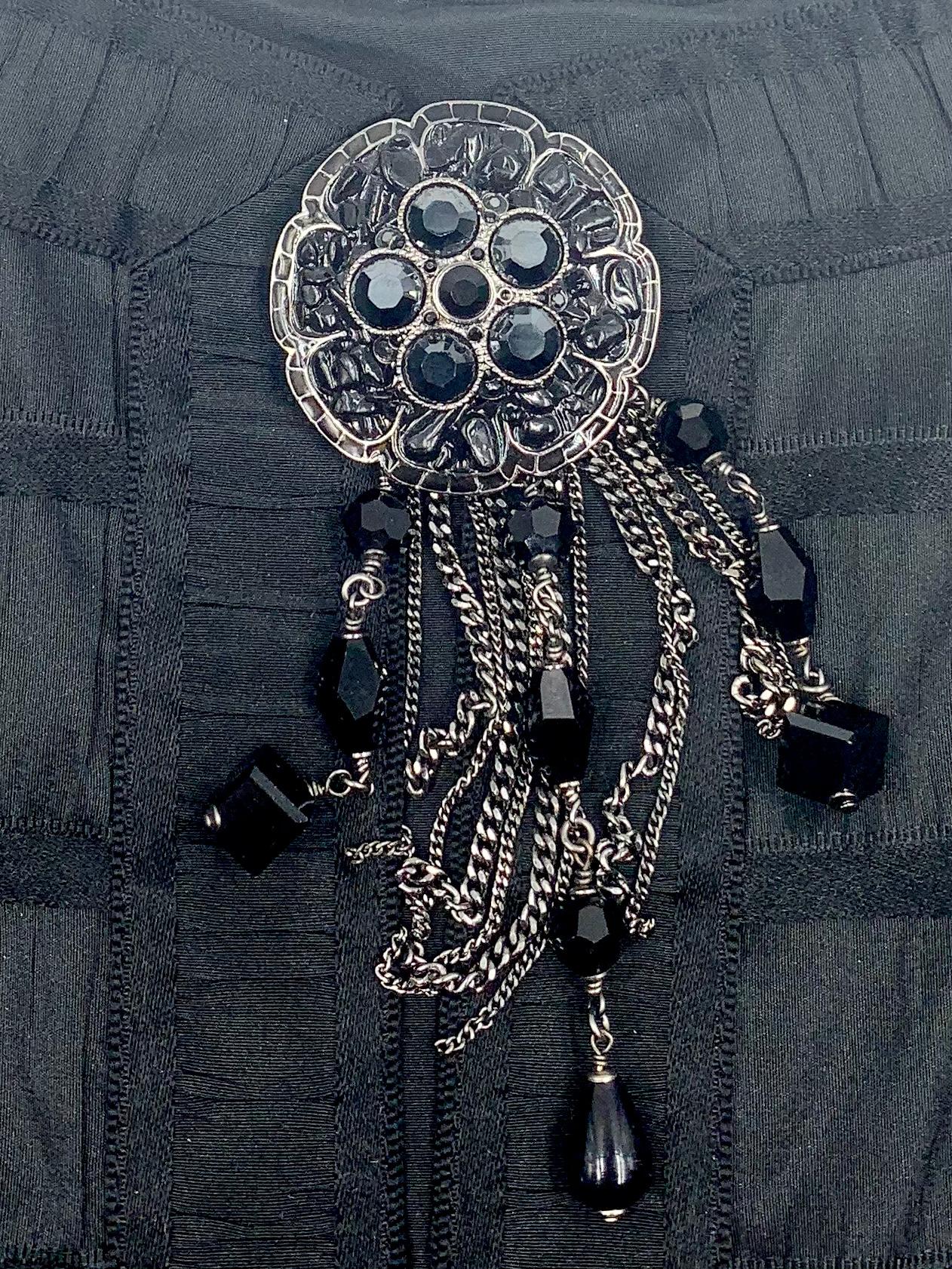 Grande broche camélia en résine coulée noire et perles à facettes de Chanel, vers 2000 en vente 1