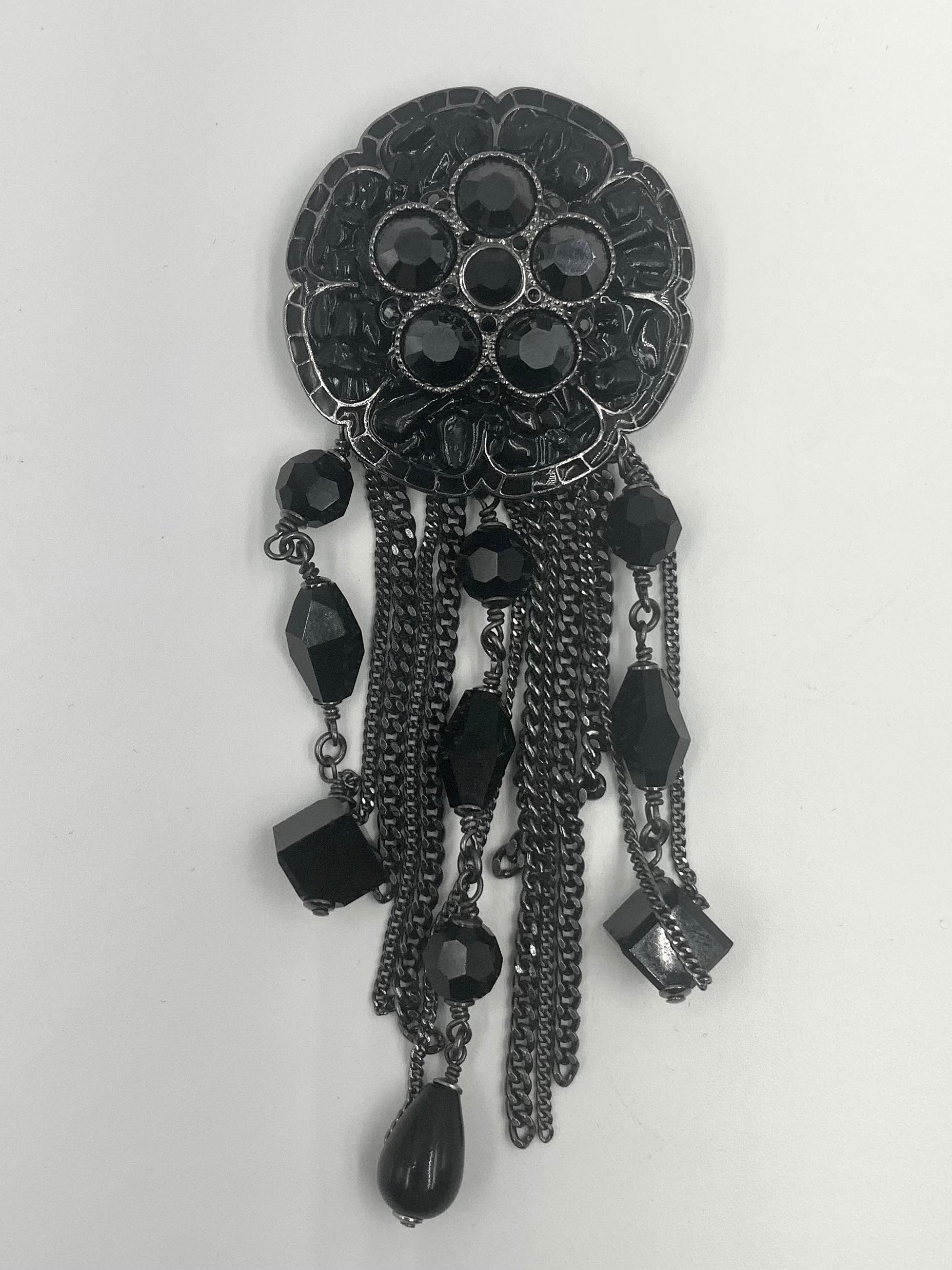 Grande broche camélia en résine coulée noire et perles à facettes de Chanel, vers 2000 en vente 2