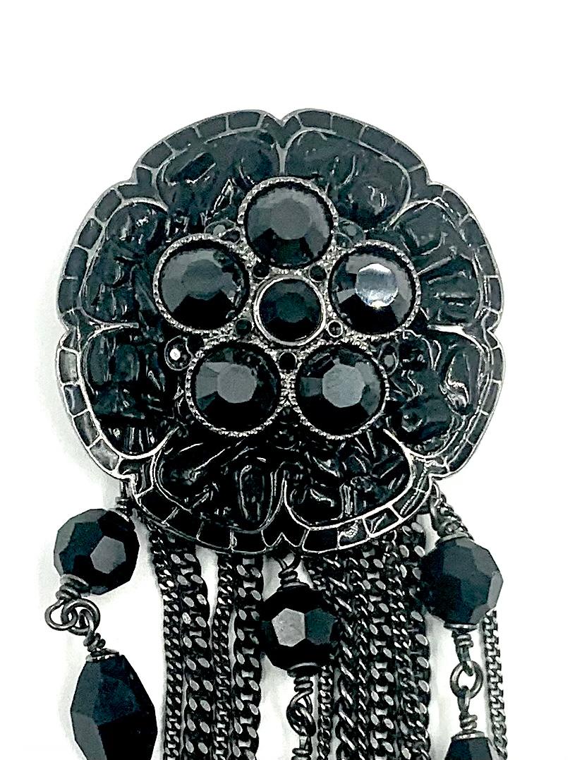 Grande broche camélia en résine coulée noire et perles à facettes de Chanel, vers 2000 en vente 4