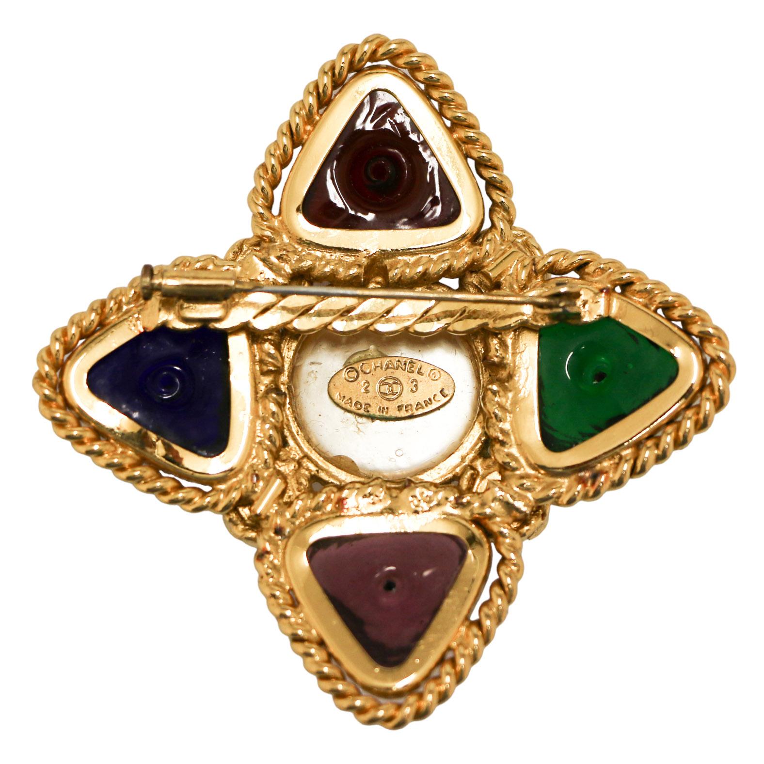 Incredible large Chanel brooch from 1984 in glass paste

Condition: very good
Made in France
Materials: golden metal, glass paste, pearl, crystals
Colors: golden, green, red, blue, purple
Dimensions: 7 x 7 cm
Stamp: yes
Year: 1984
Details: four