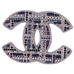 Large CHANEL CC Brooch in Silver Plate Metal, Pearls and Rhinestones