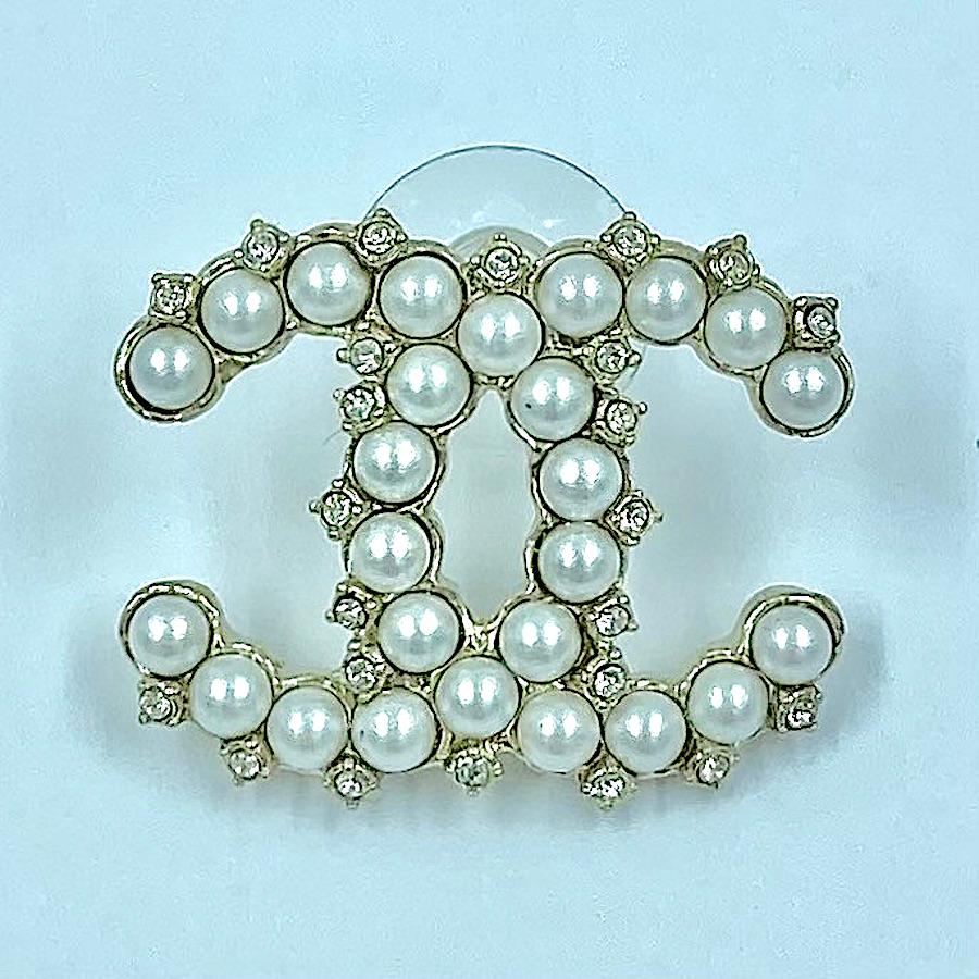 Large CC CHANEL Stud Earrings in gilt metal set with rhinestones and pearls.
Condition: never worn.
Made in France.
Dimensions: 3 x 2 cm
Stamp: yes.
Collection 2020.

Will be delivered in a non-original dustbag and a pretty black box (not Chanel)