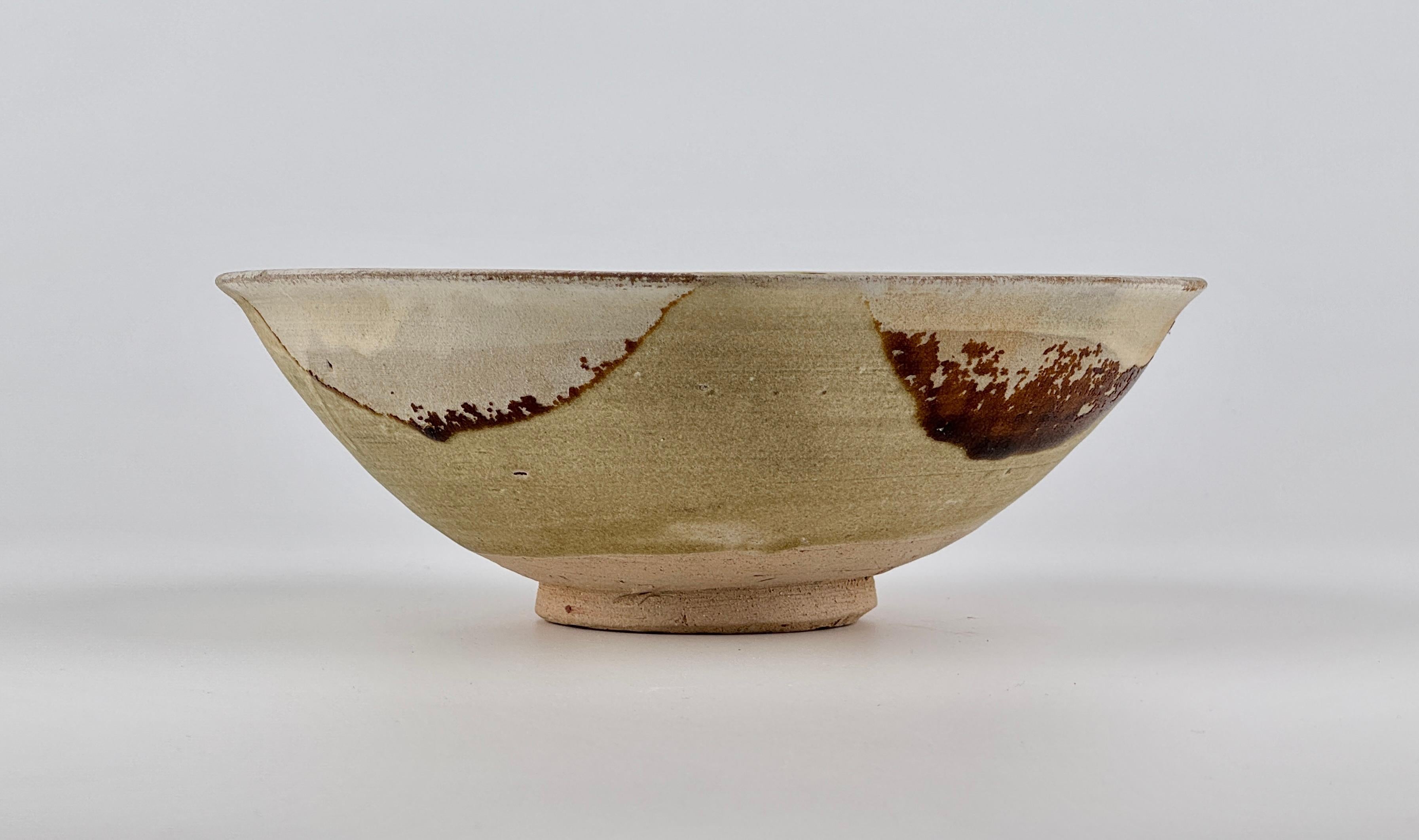 I bordi sono stati intinti in quattro punti con del marrone, probabilmente ossido di ferro. Il pozzo della ciotola è dipinto liberamente in verde intenso e marrone color caffè. Questi sono tratti caratteristici della ceramica di Changsha. Il Museo