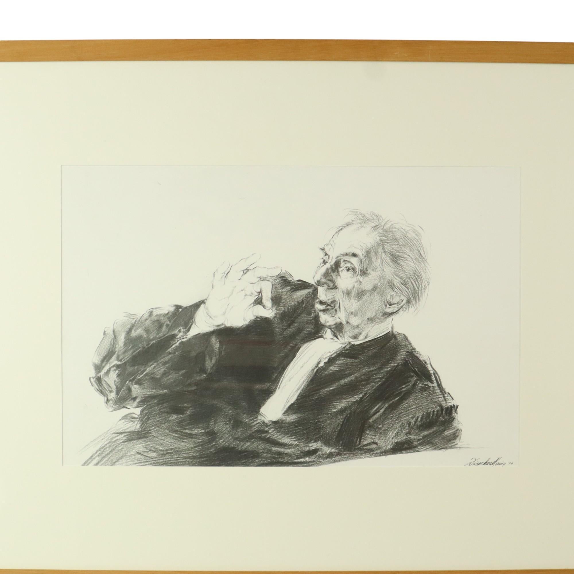 Magnifique grand dessin au fusain d'un avocat plaidant, œuvre originale de Herwig Driesschaert (1938-2010), signée et datée 1974, Belgique, en bas à droite. La très belle œuvre avec de nombreux détails est encadrée dans un cadre en bois clair avec