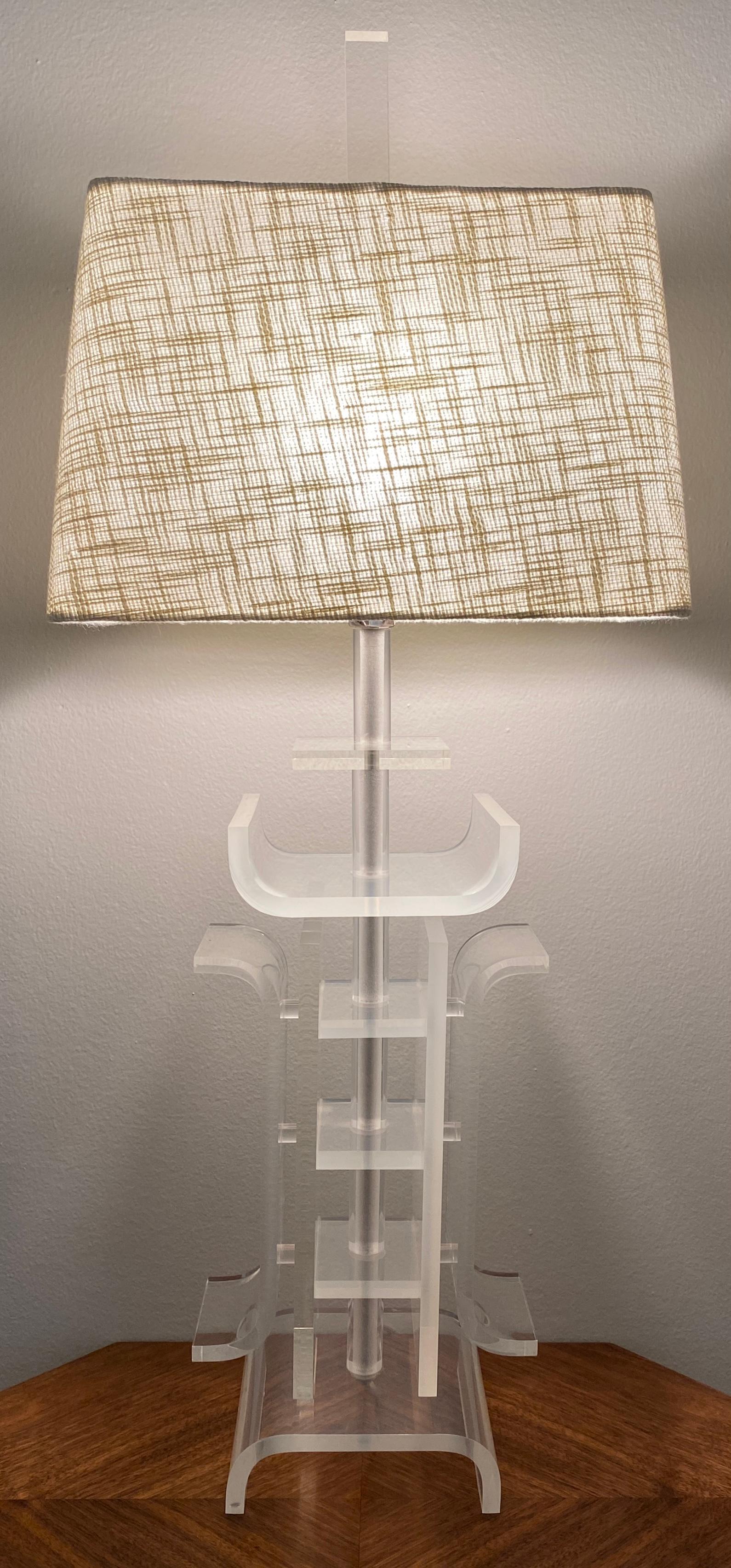 Rare and beautiful Charles Hollis Jones lucite table lamp. This stylish designed table lamp features alternating blocks of clear lucite accentuated by a lucite finial. The base is uniquely inspired by Japanese architectural designs. 

This gorgeous