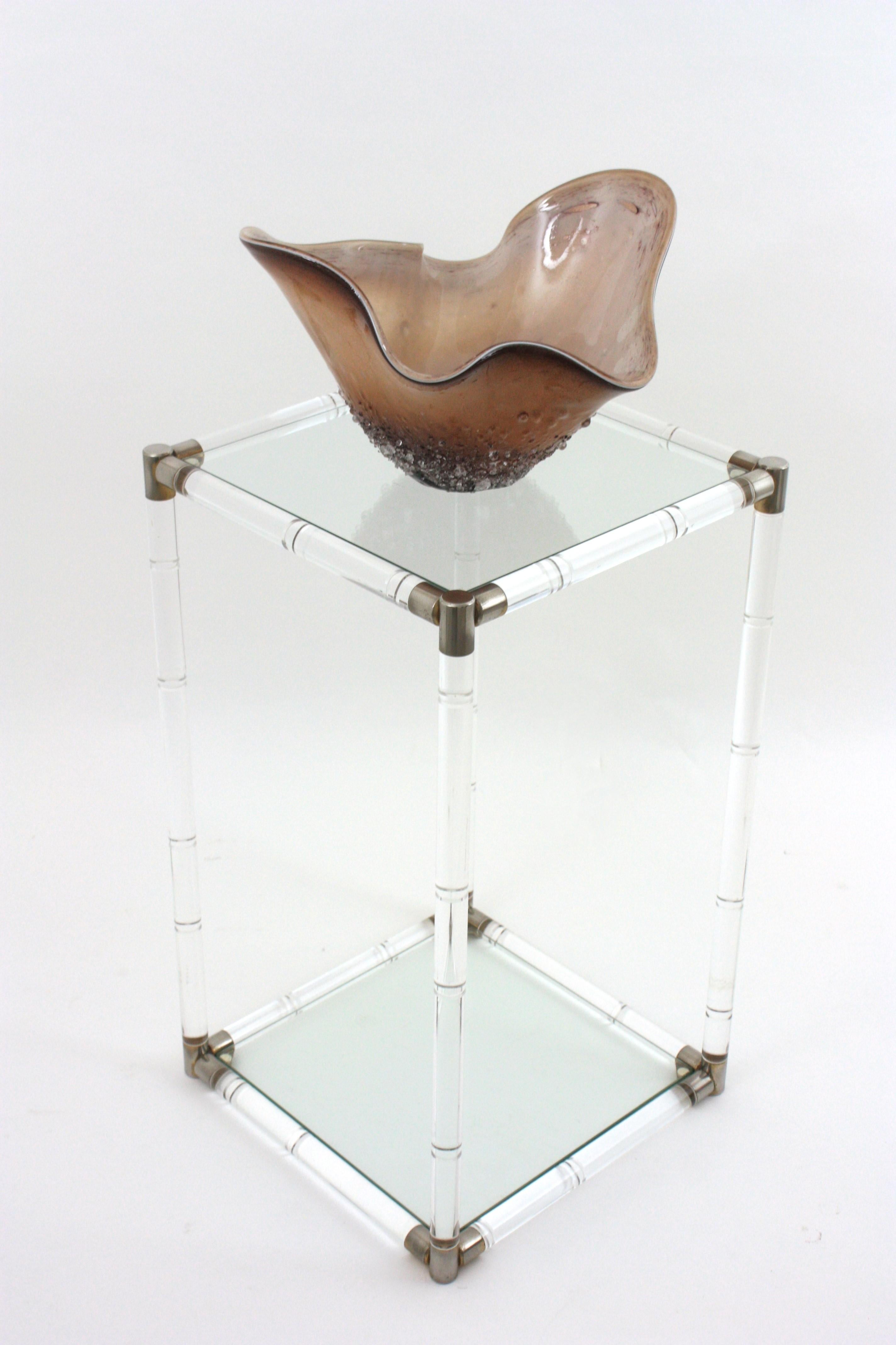 Grande table d'appoint en lucite avec plateau en verre, Espagne, 1960-1970.
Table d'appoint haute à la manière de Charles Hollis Jones
Table d'appoint sculpturale de style Midcentury avec base en acrylique lucite, plateau en verre et accents
