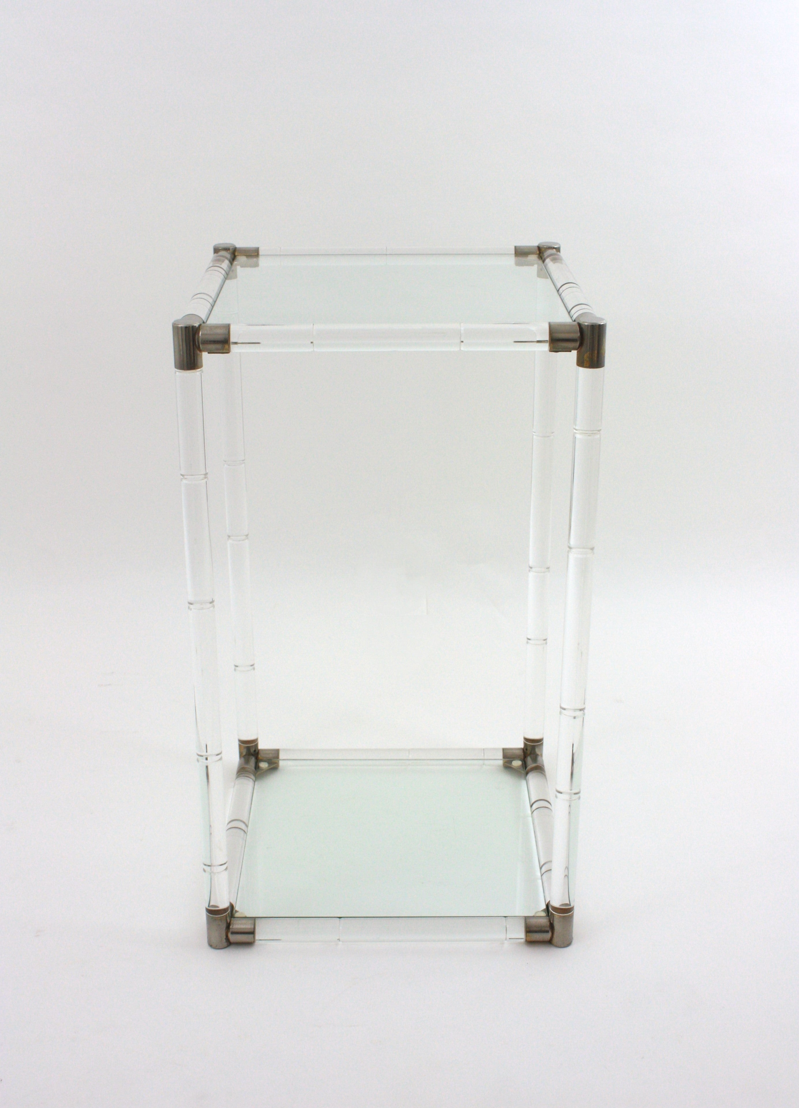 Mid-Century Modern Grande table d'appoint de style Charles Hollis Jones en lucite et verre en vente