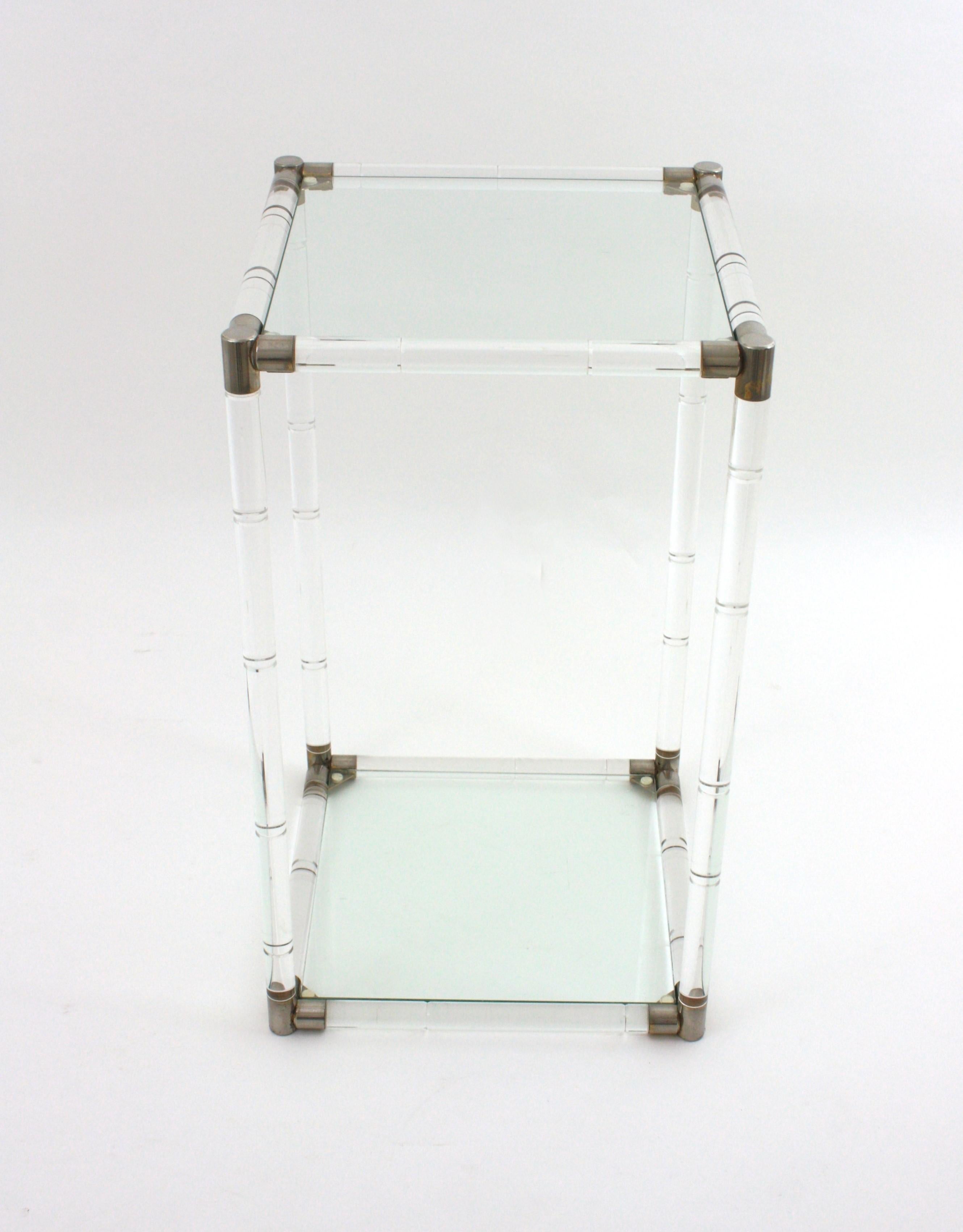 Espagnol Grande table d'appoint de style Charles Hollis Jones en lucite et verre en vente