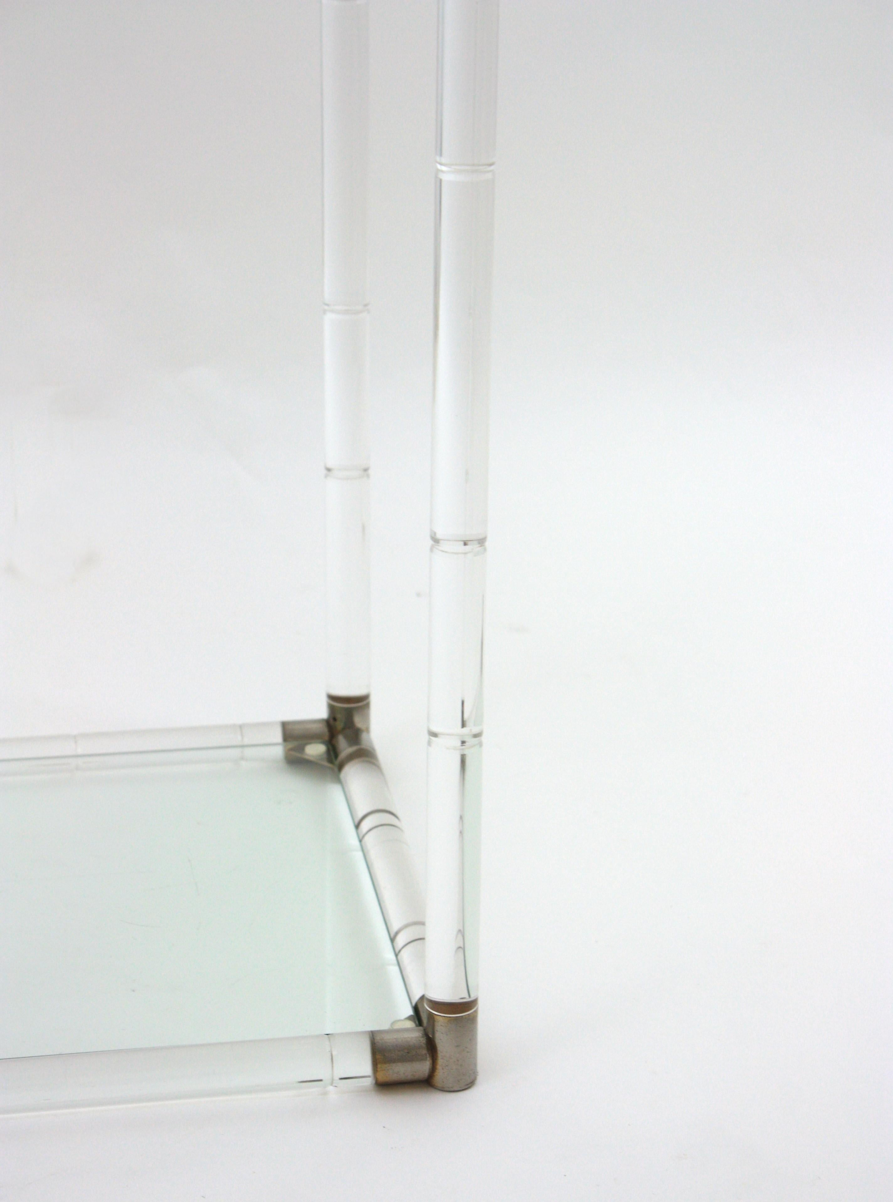 20ième siècle Grande table d'appoint de style Charles Hollis Jones en lucite et verre en vente