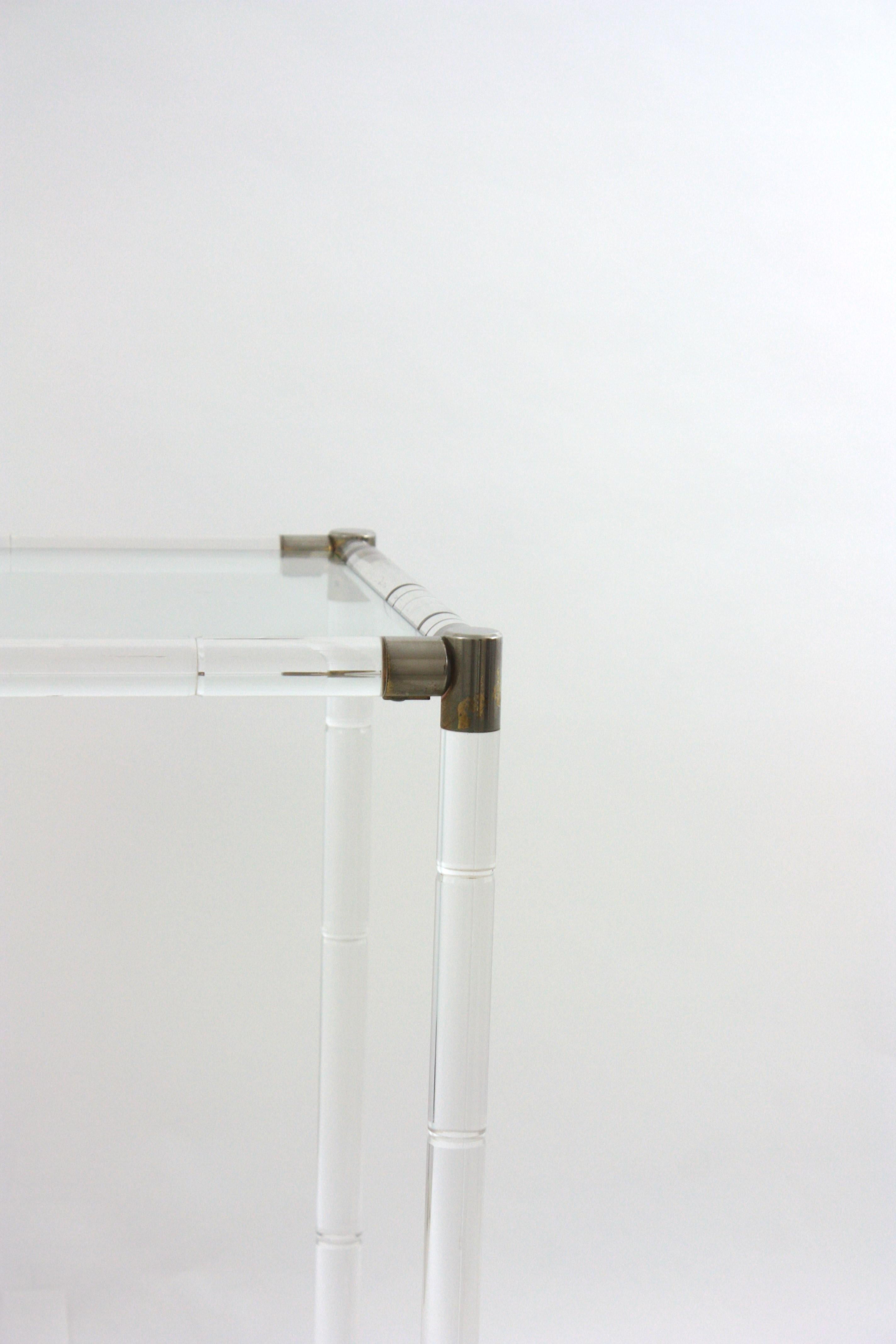 Métal Grande table d'appoint de style Charles Hollis Jones en lucite et verre en vente