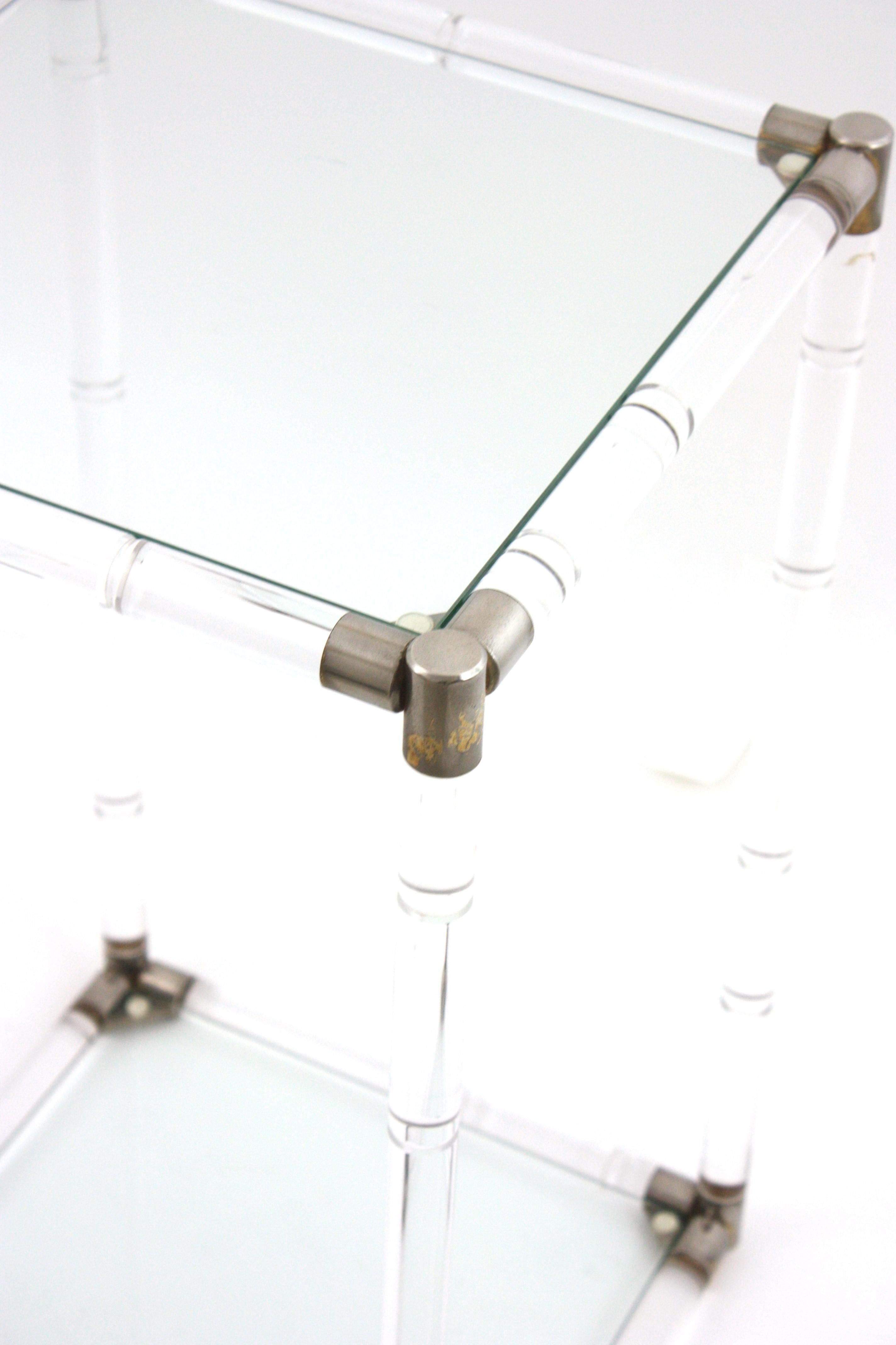 Grande table d'appoint de style Charles Hollis Jones en lucite et verre en vente 1