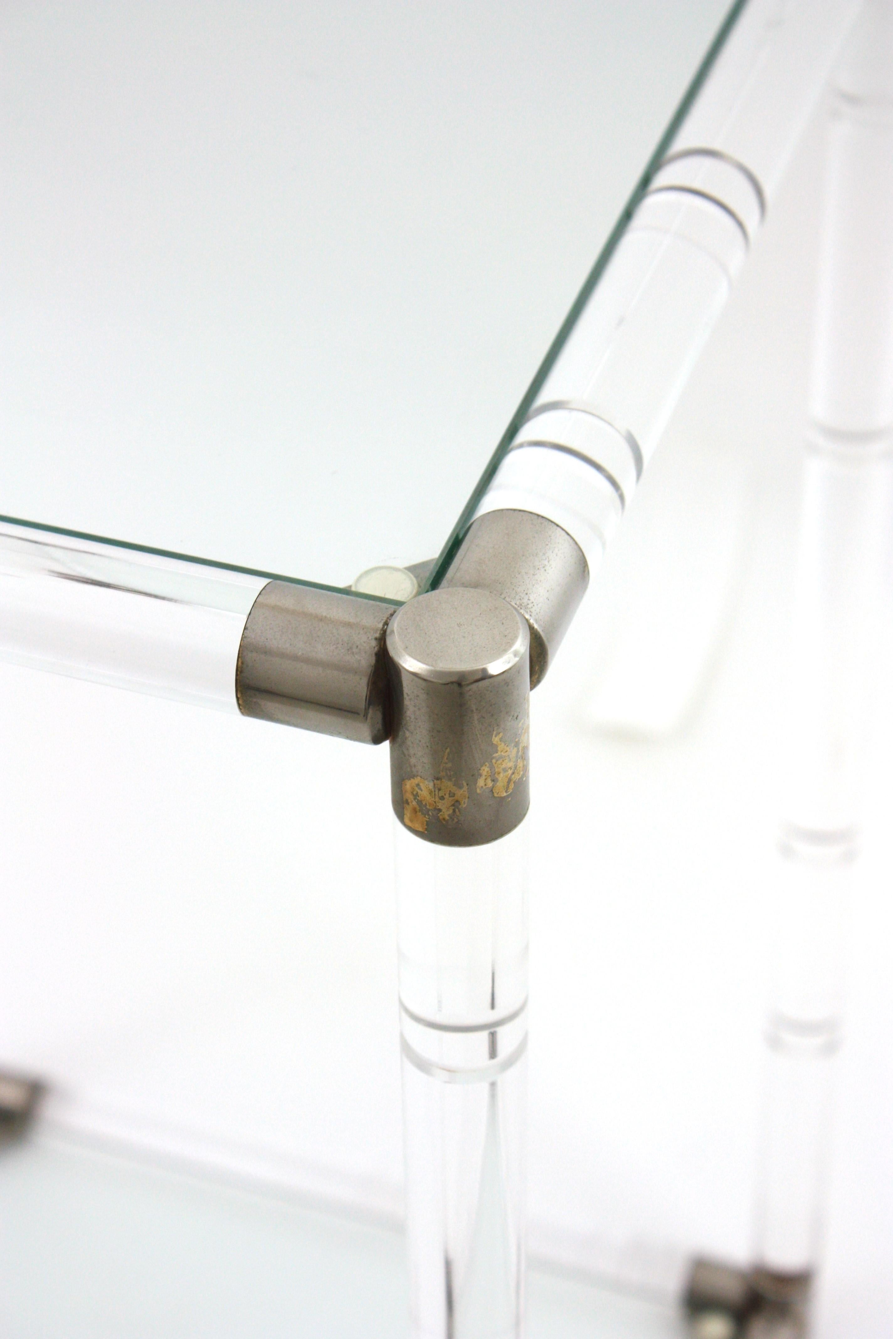 Grande table d'appoint de style Charles Hollis Jones en lucite et verre en vente 2