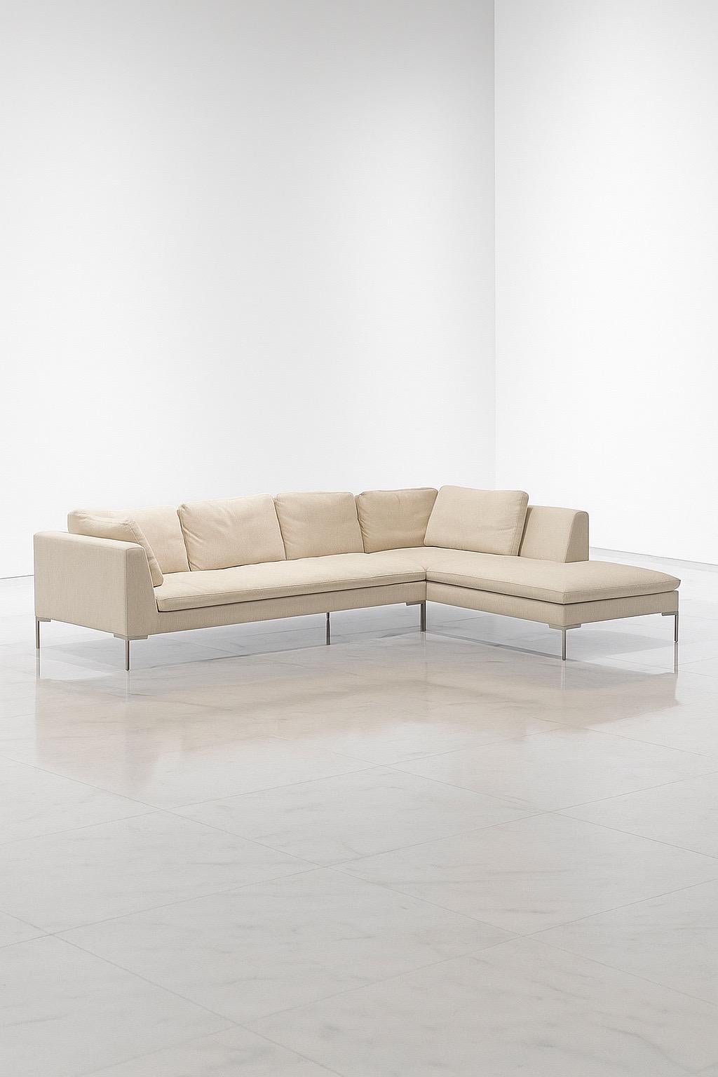 Sectionnel Charles par Antonio Citterio pour B&B Italia. 

Spacieux, confortable et construit comme un char d'assaut. Le canapé Charles (nommé d'après Charles Eames) a été conçu à l'origine en 1997 par l'architecte Antonio Citterio pour B&B Italia