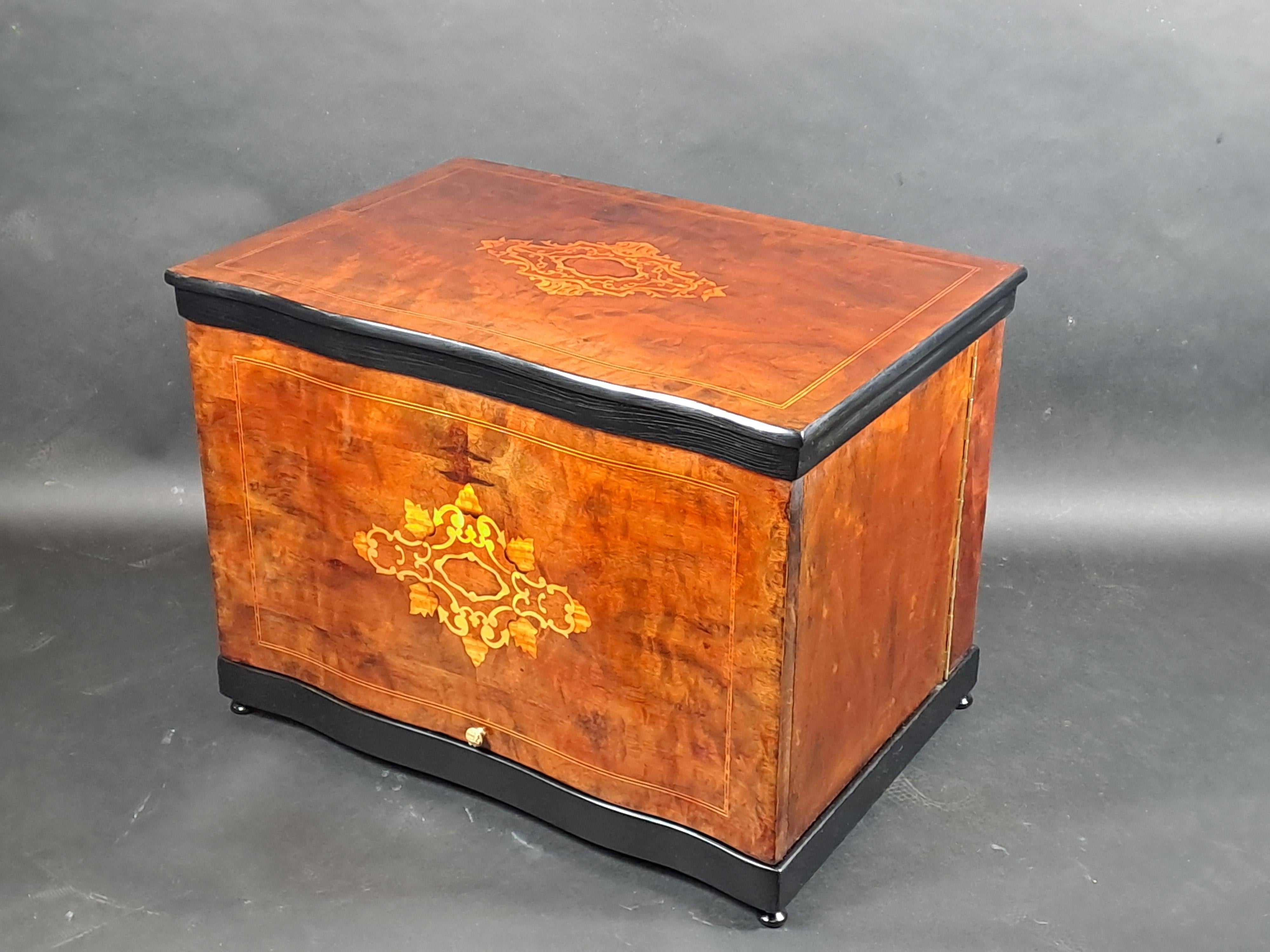 Large Charles X Style Cocktail Bar In Marquetry For Sale 5