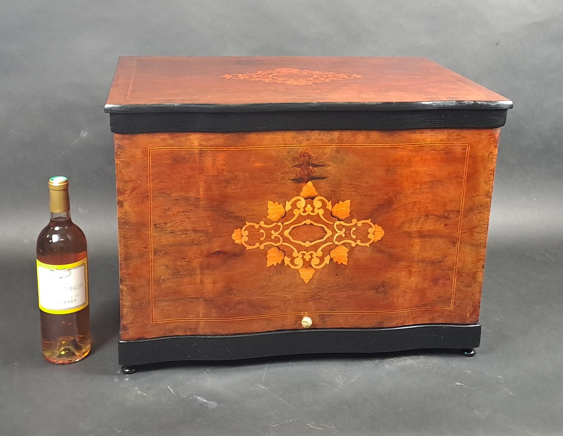 Rare marquetry cocktail bar with Charles X-inspired motifs or Victorian-style opening onto an interior with spaces for seven glasses, a shaker, two carafes, a mixing spoon holder, two coasters and a top.

Work around 1900 probably English.

Very