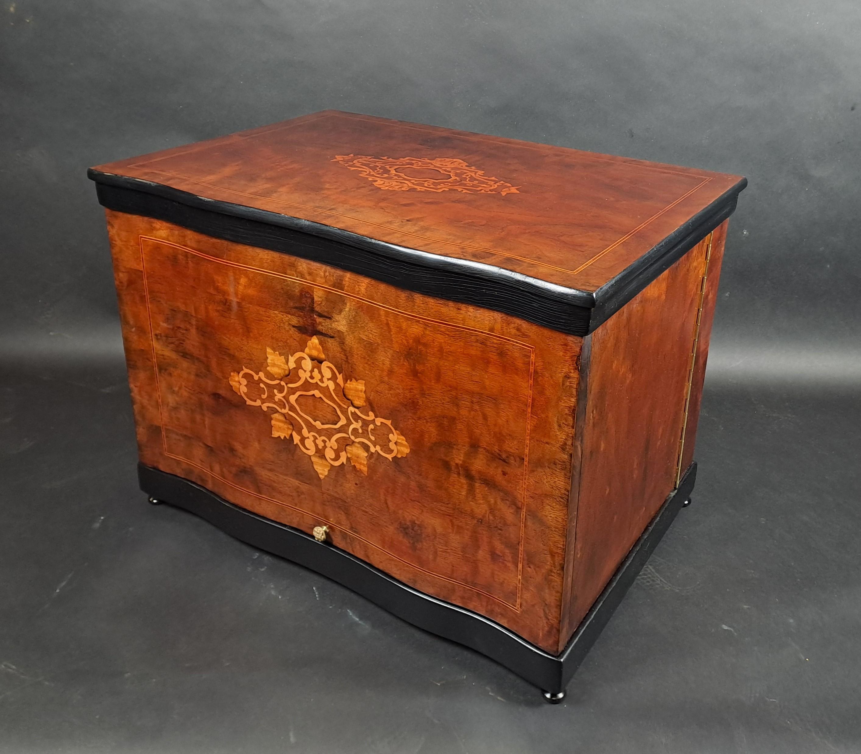 Large Charles X Style Cocktail Bar In Marquetry For Sale 2