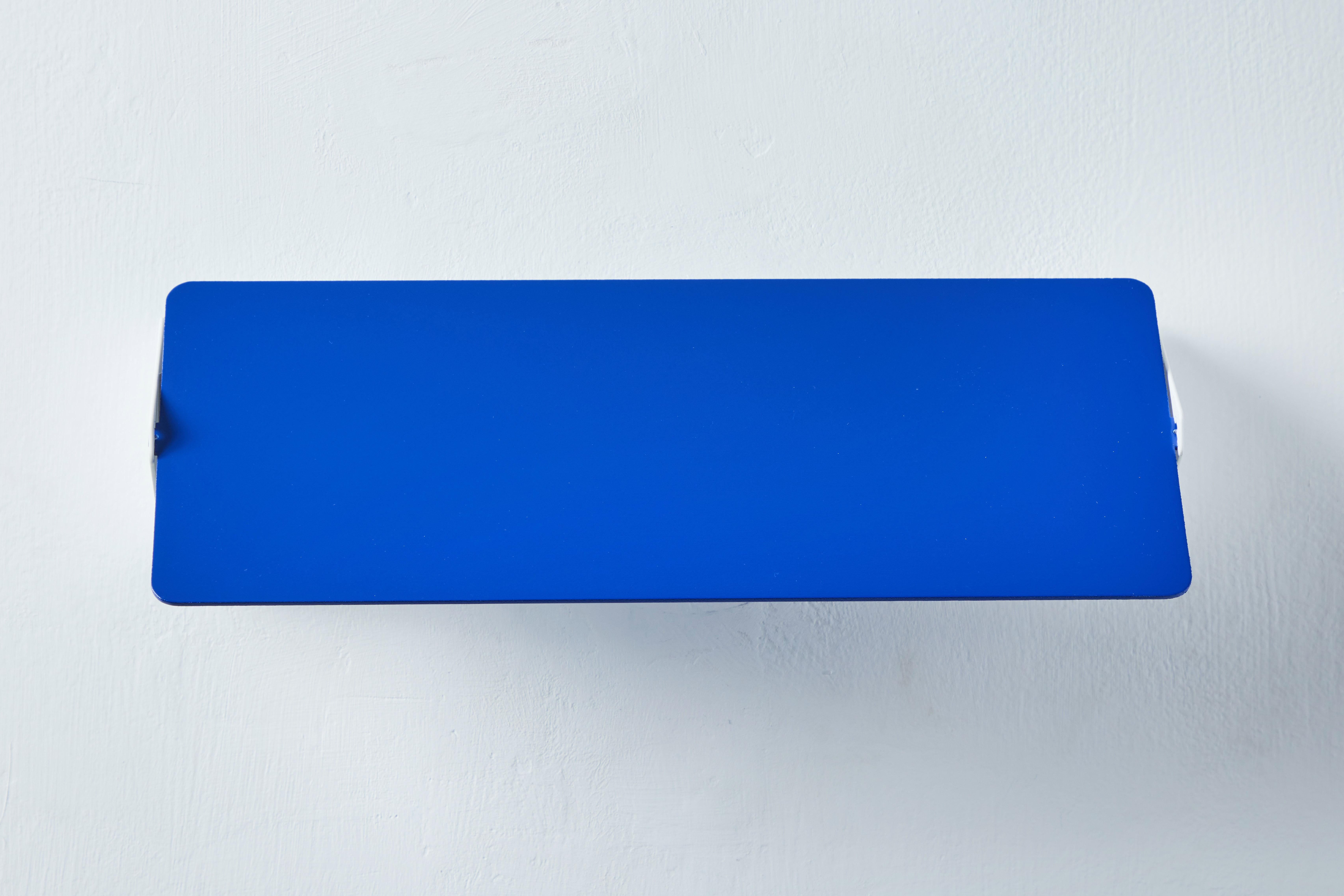 Peint Grande applique 'Applique À Volet Pivotant Double' de Charlotte Perriand en bleu en vente