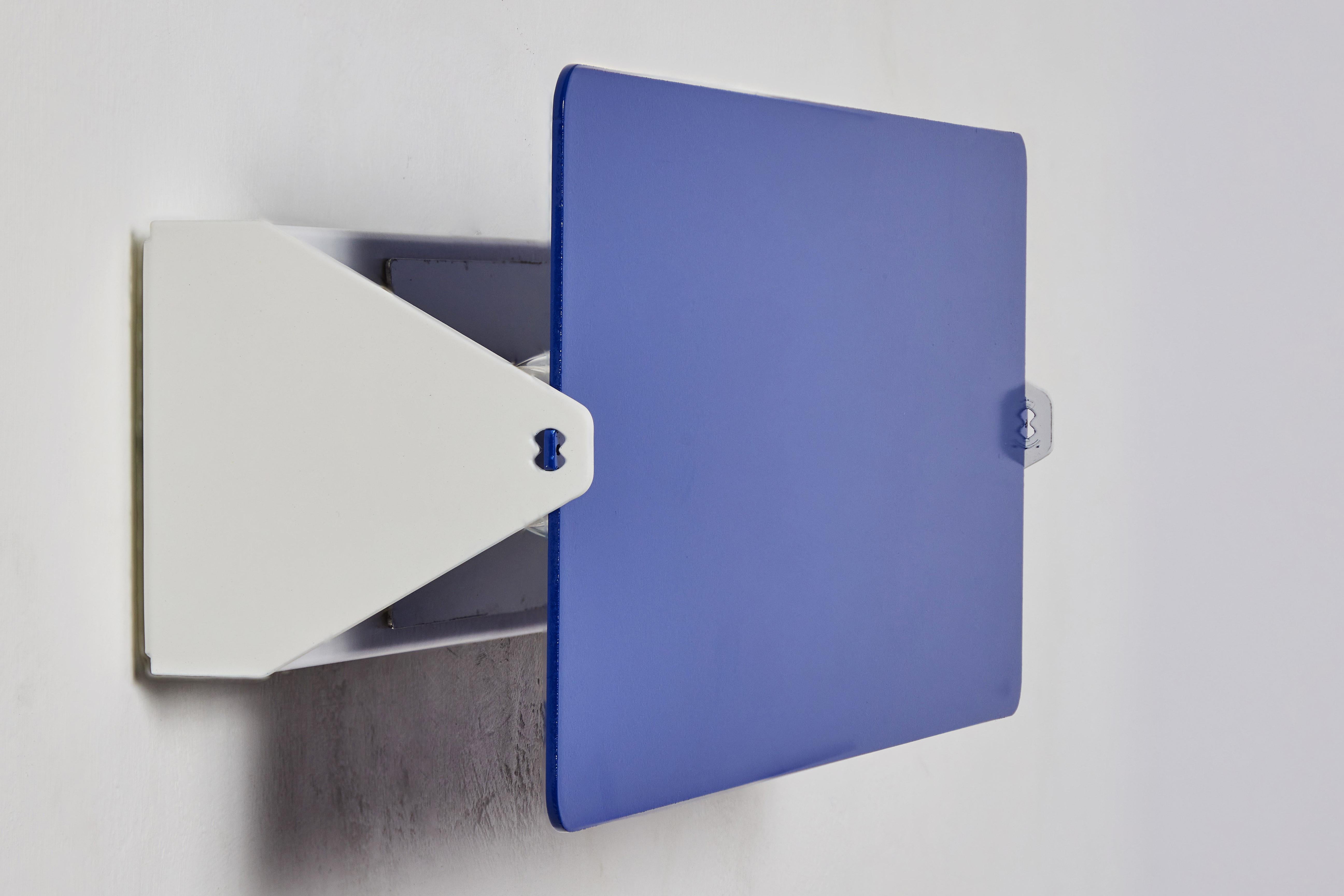 Grande applique 'Applique À Volet Pivotant Double' de Charlotte Perriand en bleu Neuf - En vente à Glendale, CA
