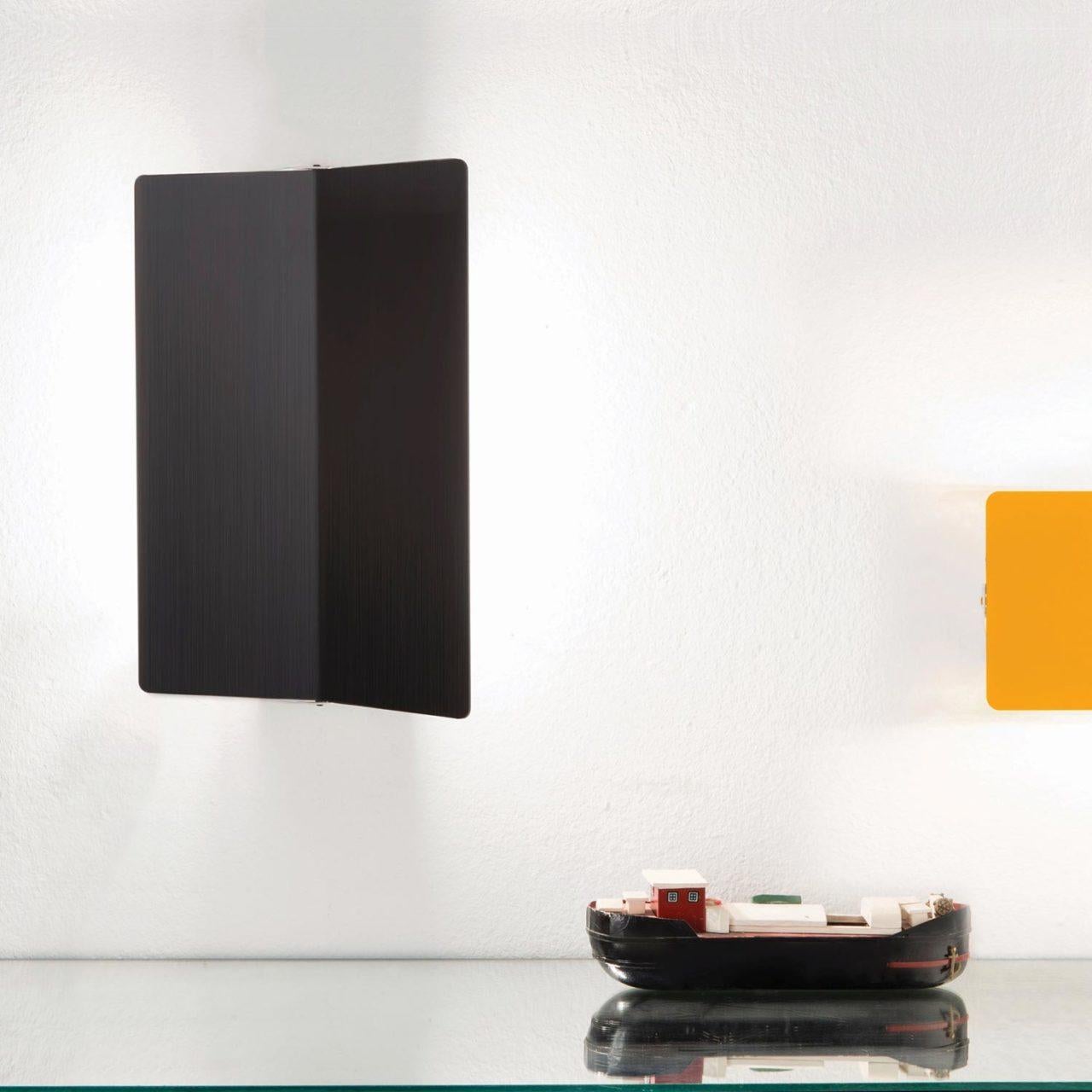 Lampada da parete grande Charlotte Perriand 'Applique À Volet Pivotant Plié' di colore nero. 

Originariamente progettate negli anni '50 come l'iconica CP1, queste riedizioni autorizzate di nuova produzione sono ancora realizzate in Italia con il