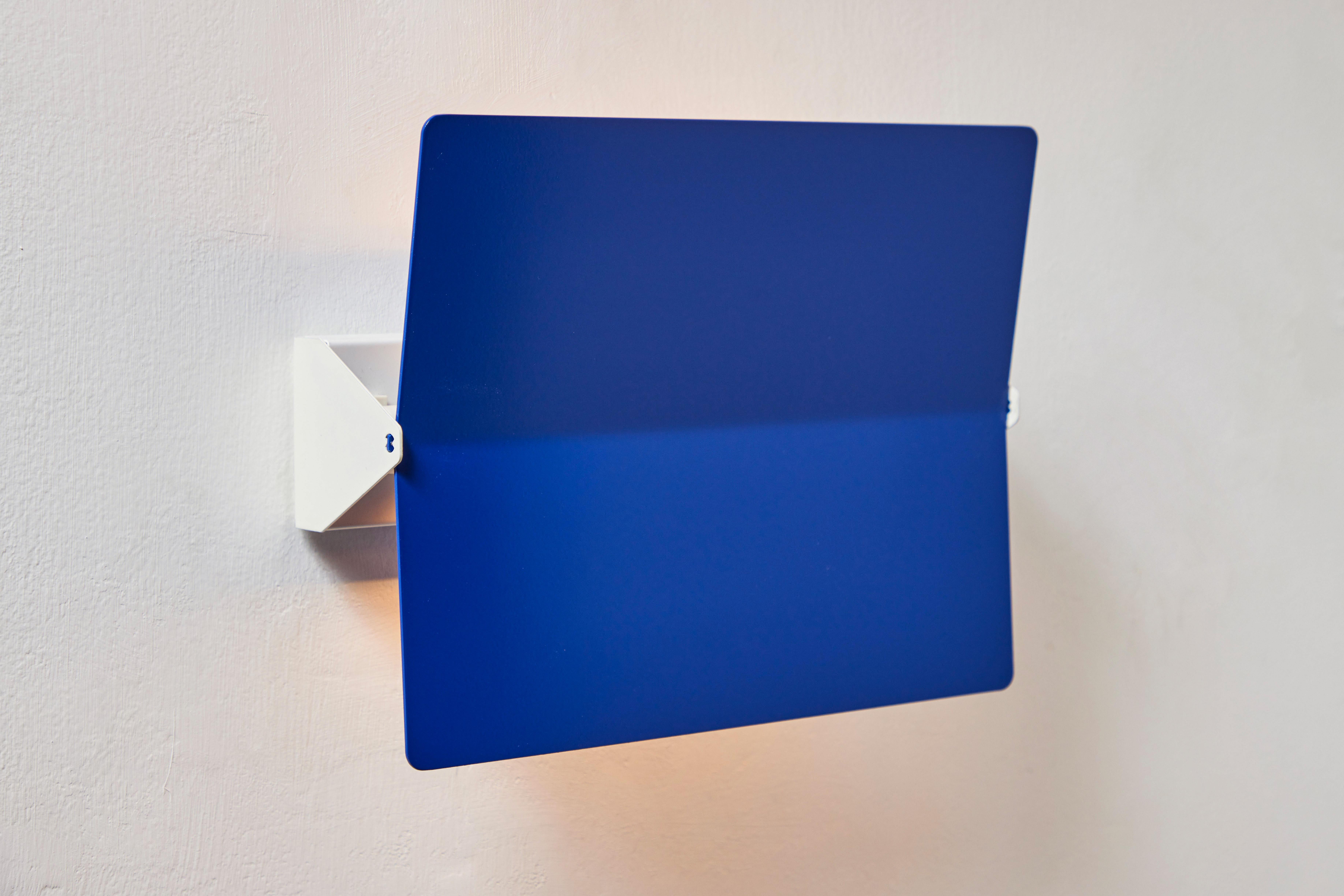 Mid-Century Modern Grande applique 'Applique À Volet Pivotant Plié' de Charlotte Perriand en bleu en vente