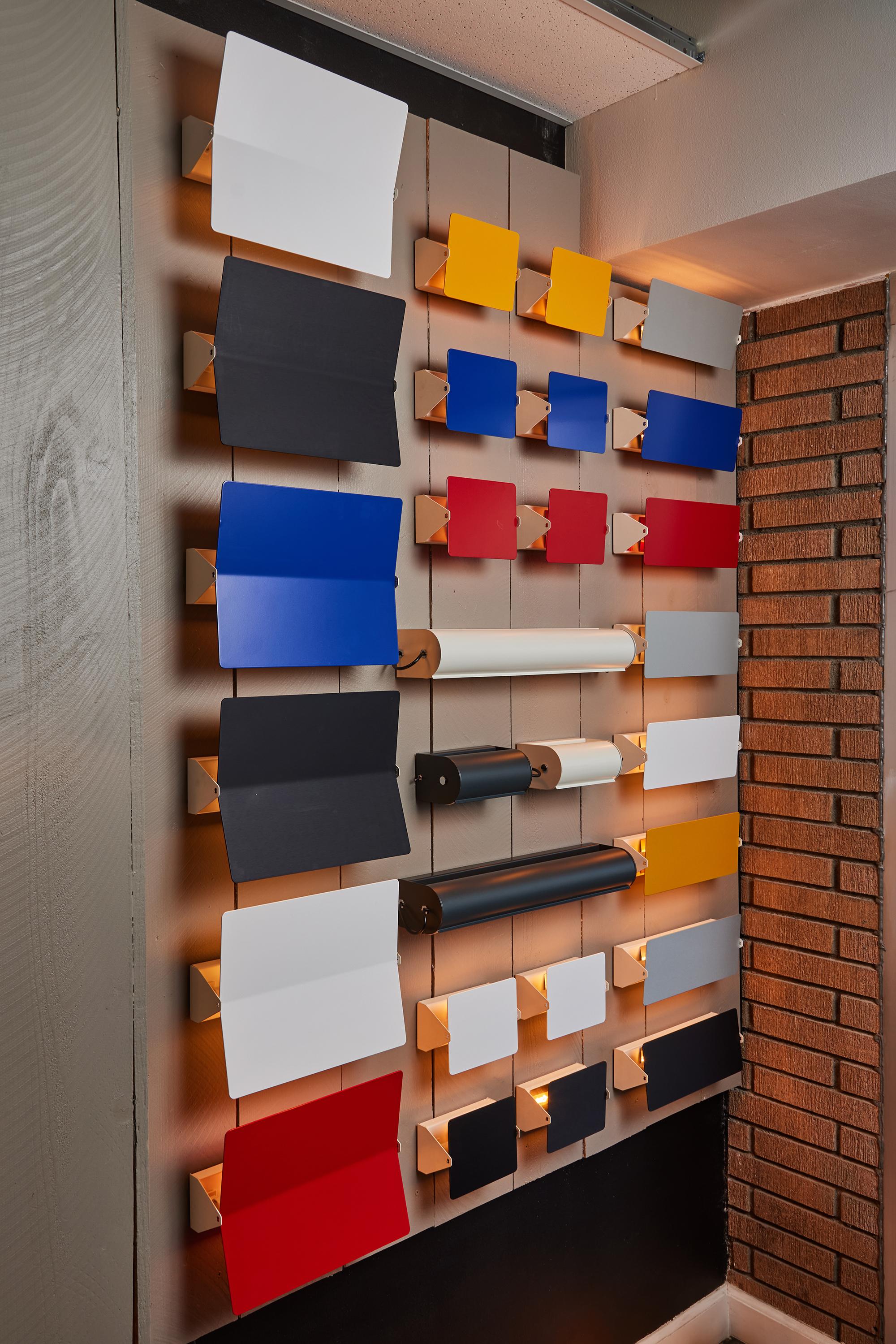 Grande applique Charlotte Perriand 'Applique À Volet Pivotant Plié' en blanc en vente 10