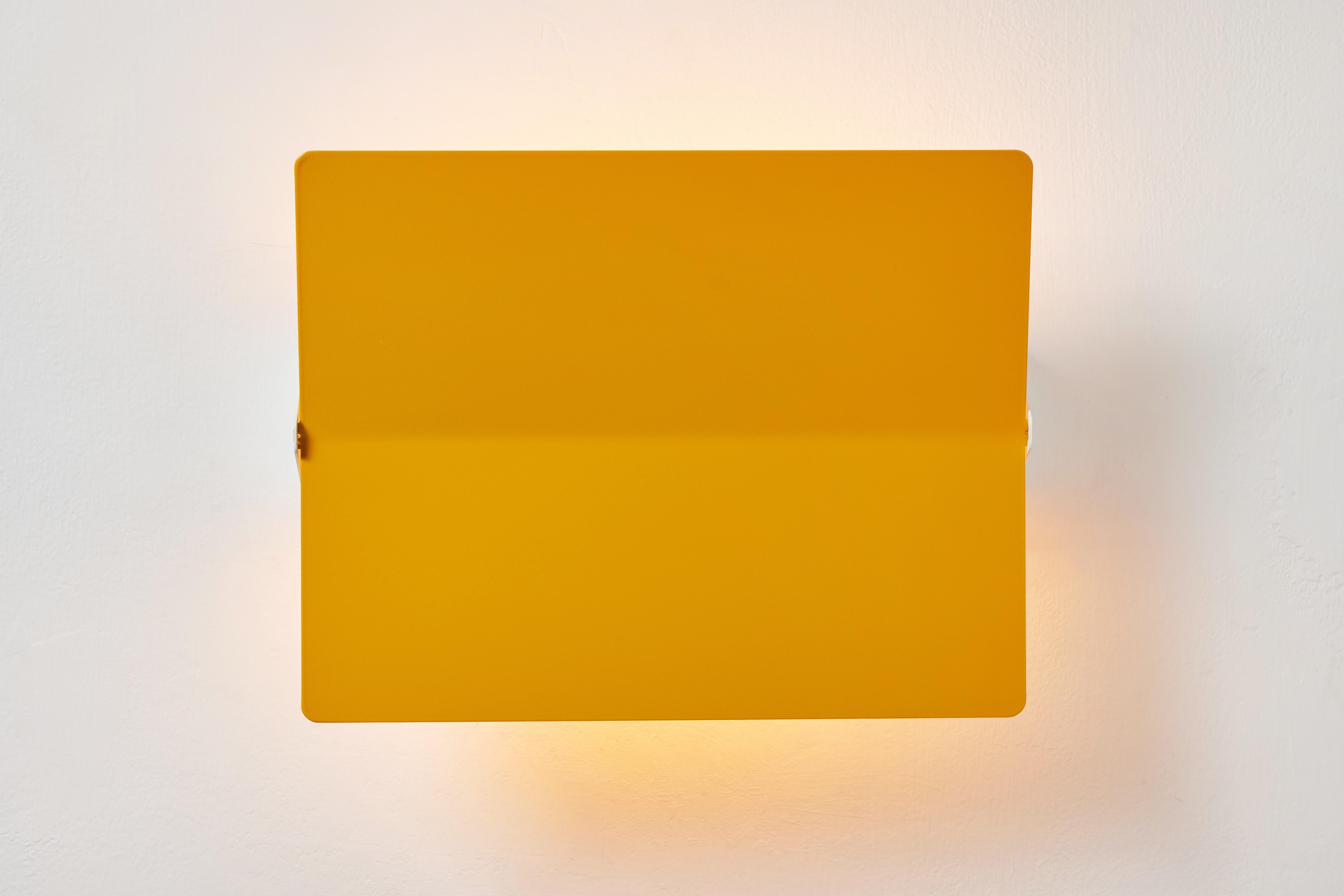 Mid-Century Modern Grande applique 'Applique À Volet Pivotant Plié' de Charlotte Perriand en jaune en vente