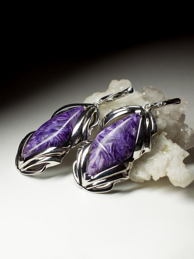 Grandi orecchini in argento massiccio rodiato con Charoite naturale
misure della pietra - 0,31 х 0,79 х 1,57 in / 8 х 20 х 40 mm
Peso degli orecchini - 28 gr
Altezza degli orecchini - 2,56 in / 65 mm
rif. N 7026