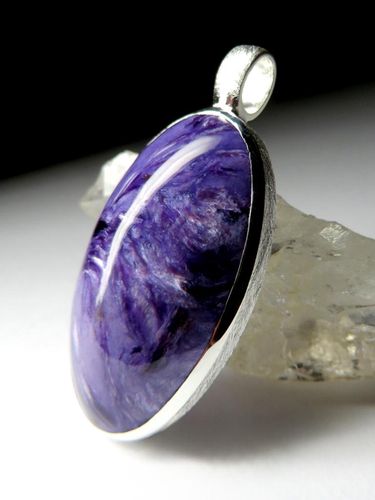Artigiano Grande ciondolo in argento graffiato Charoite Regalo in stile magico Gemma cosmica viola in vendita