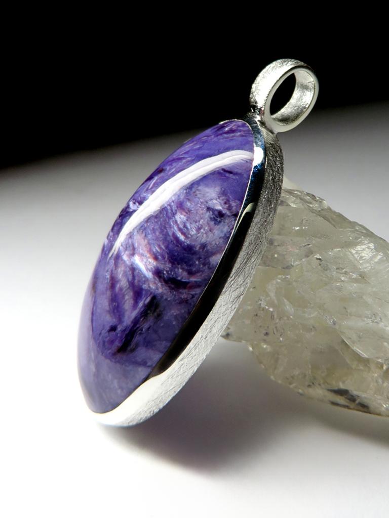 Taglio ovale Grande ciondolo in argento graffiato Charoite Regalo in stile magico Gemma cosmica viola in vendita
