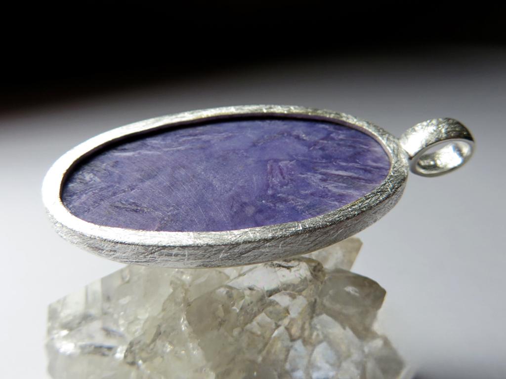 Grande ciondolo in argento graffiato Charoite Regalo in stile magico Gemma cosmica viola In condizioni Nuovo in vendita a Berlin, DE