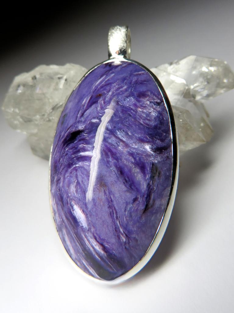 Grande ciondolo in argento graffiato Charoite Regalo in stile magico Gemma cosmica viola in vendita 2