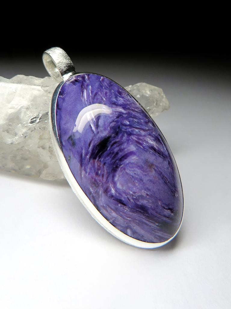Grande ciondolo in argento graffiato Charoite Regalo in stile magico Gemma cosmica viola in vendita 3