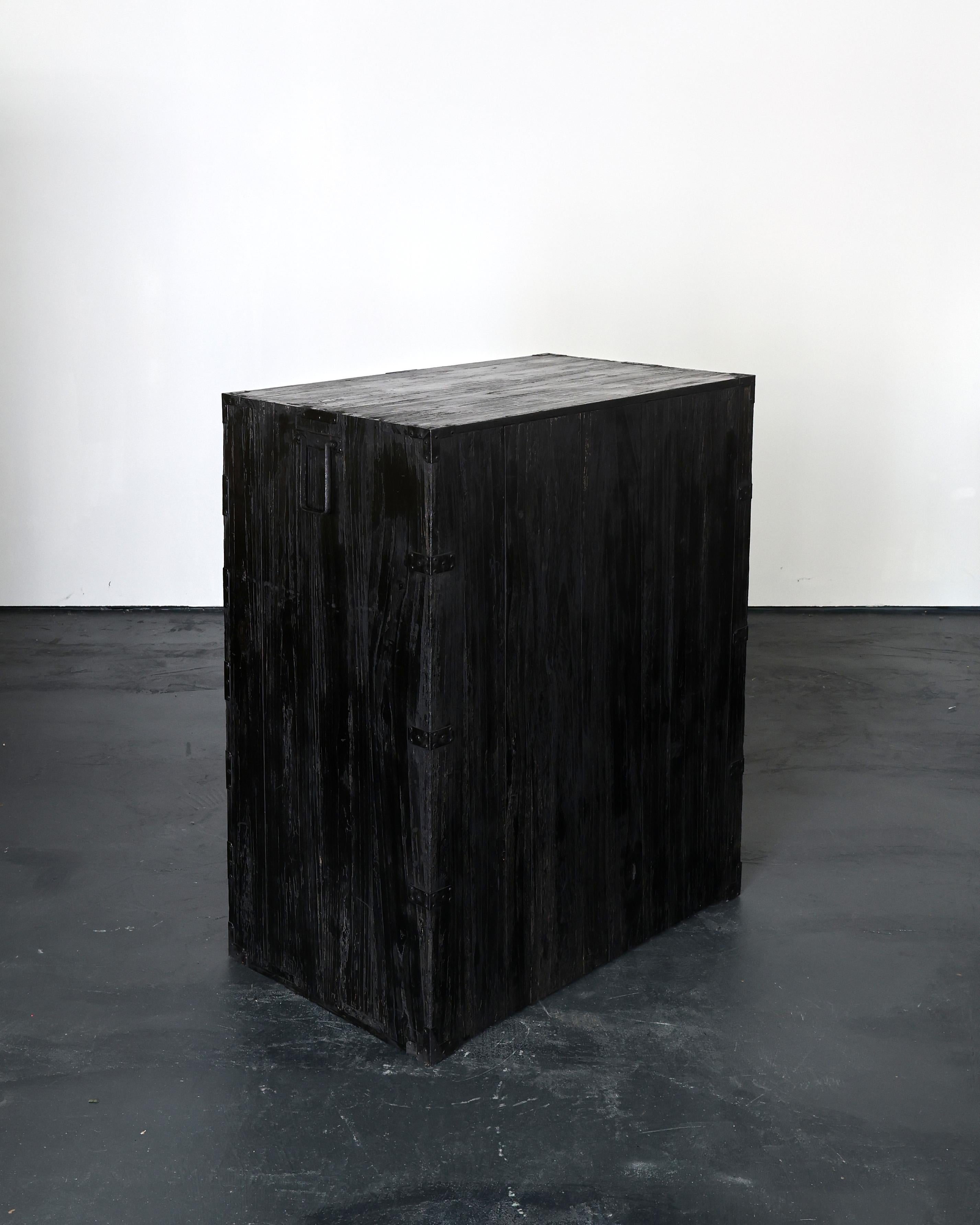 Grand Tansu/Commode à tiroirs carbonisé de la période Edo en vente 4