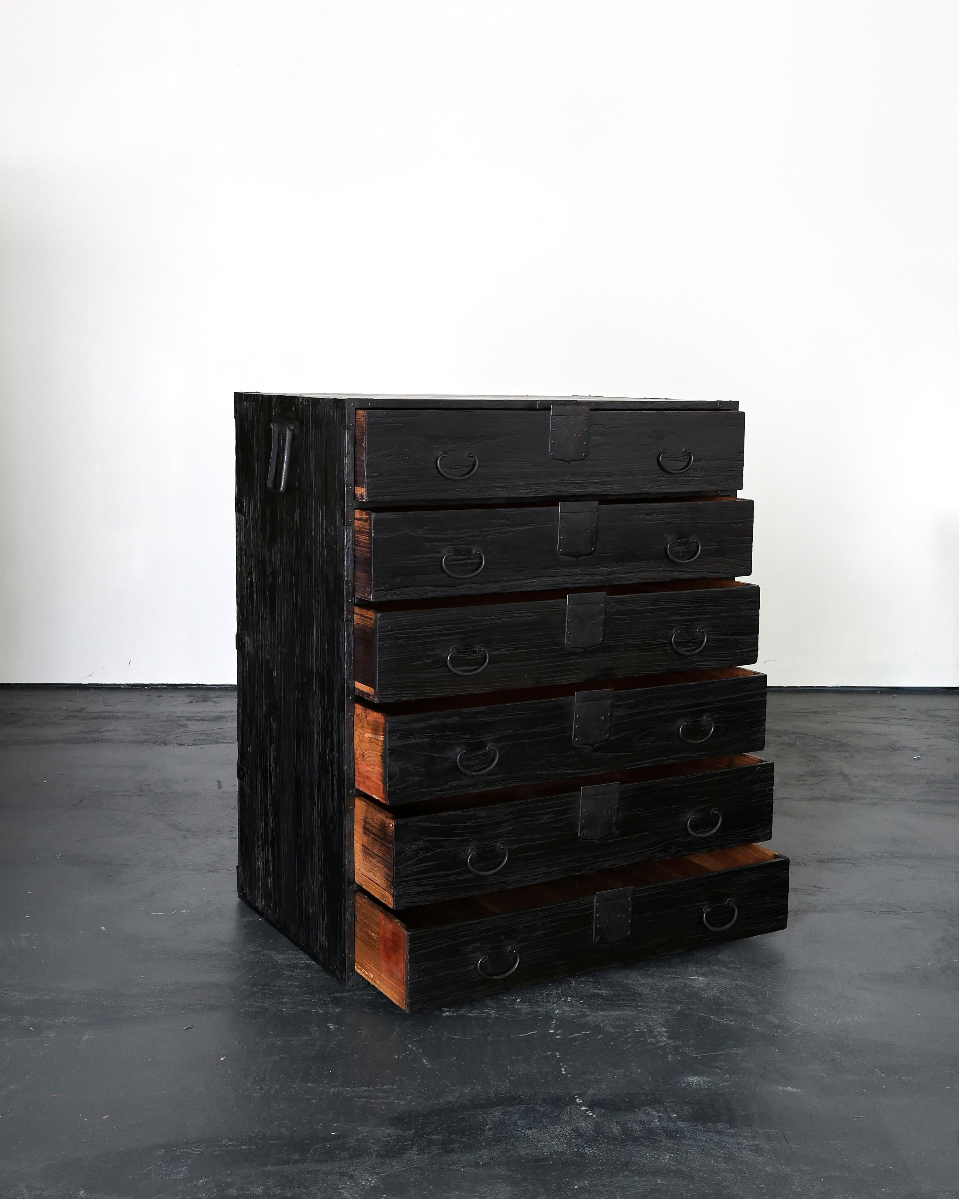 Japonais Grand Tansu/Commode à tiroirs carbonisé de la période Edo en vente