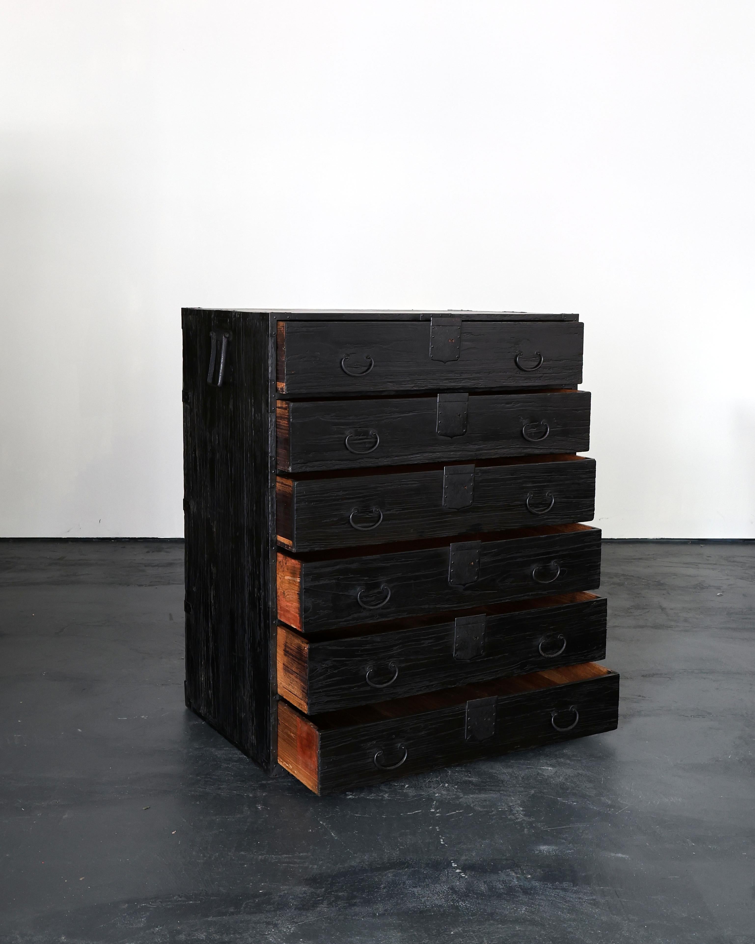 Grand Tansu/Commode à tiroirs carbonisé de la période Edo Bon état - En vente à London, GB