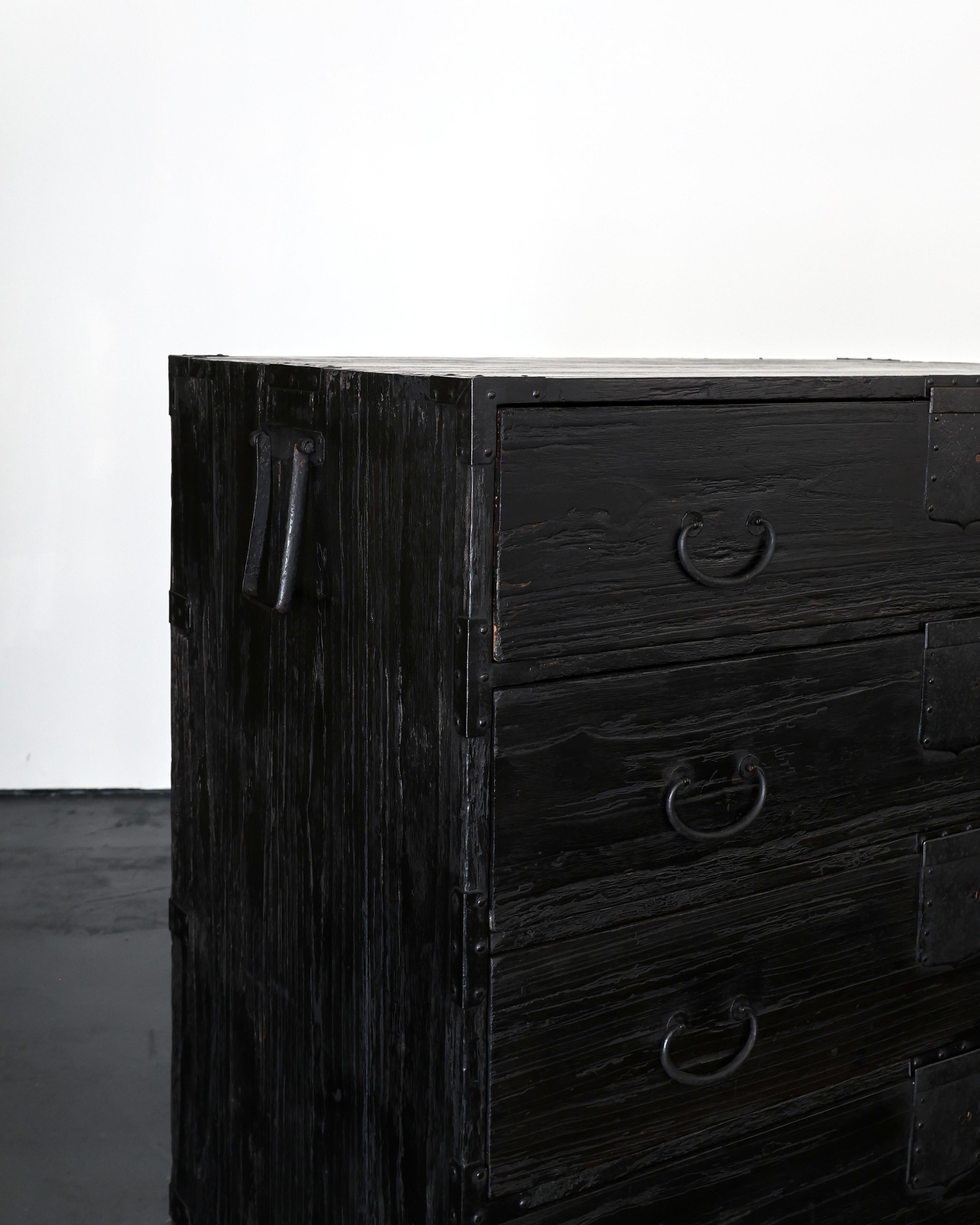 XIXe siècle Grand Tansu/Commode à tiroirs carbonisé de la période Edo en vente