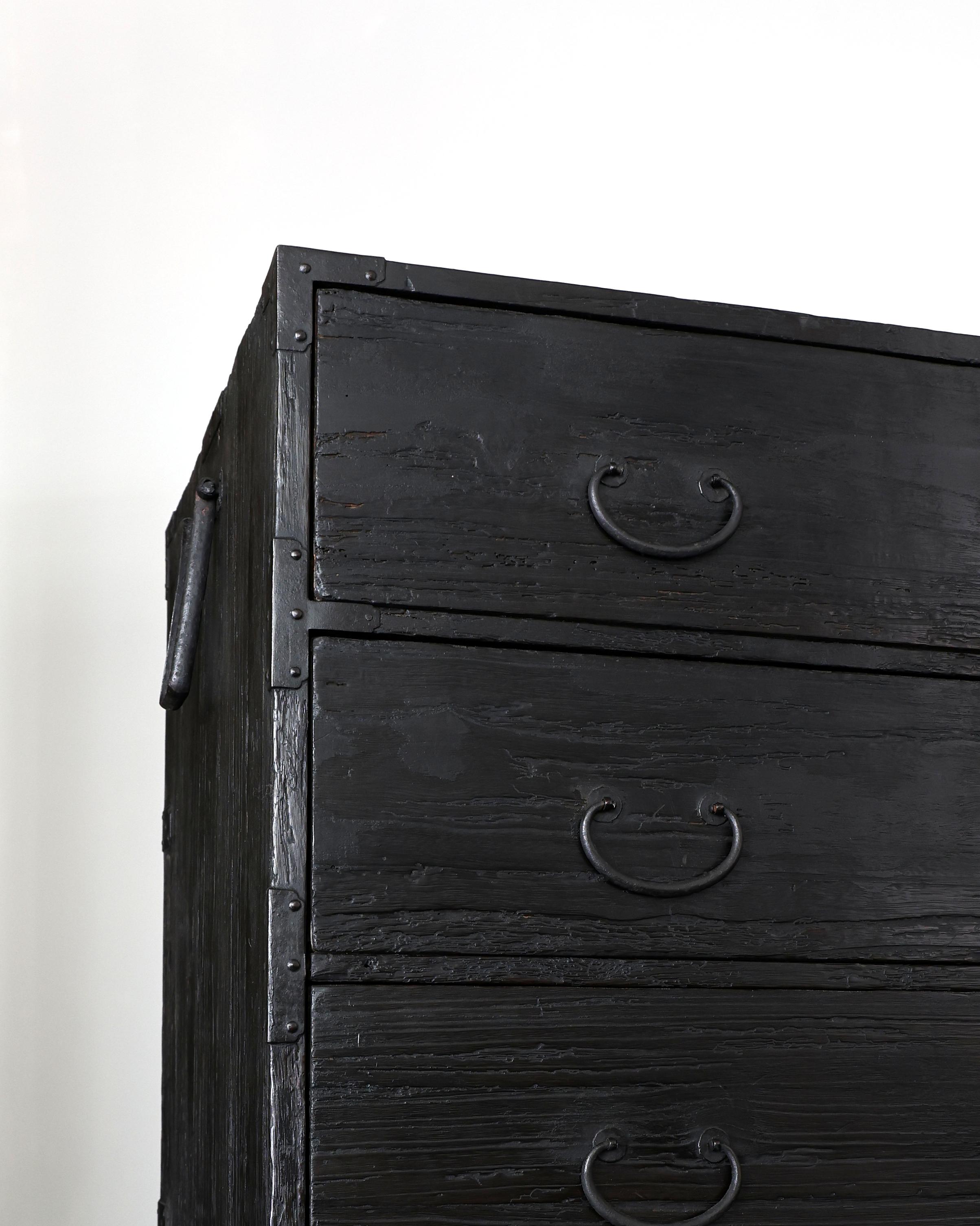 Cèdre Grand Tansu/Commode à tiroirs carbonisé de la période Edo en vente