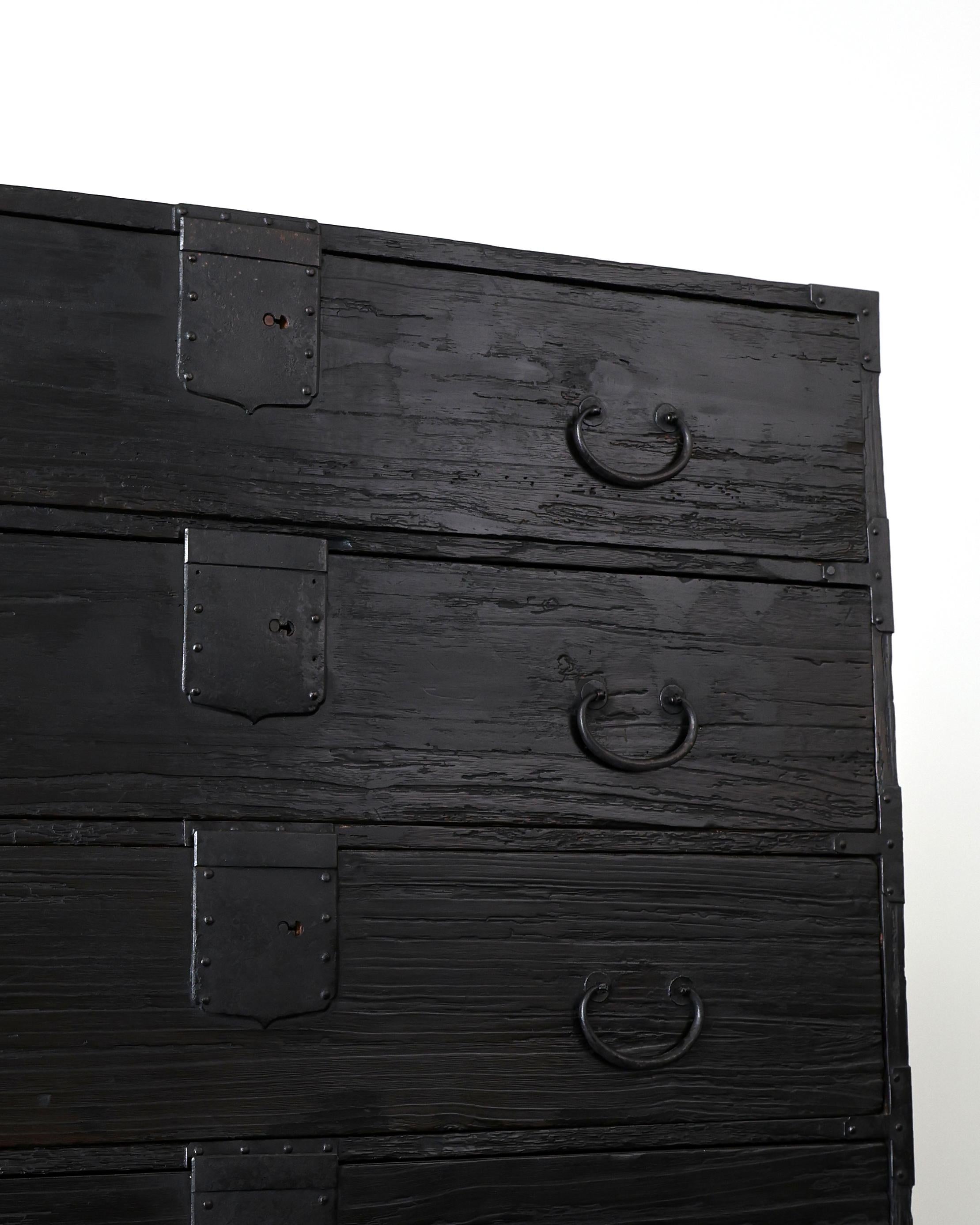 Grand Tansu/Commode à tiroirs carbonisé de la période Edo en vente 1