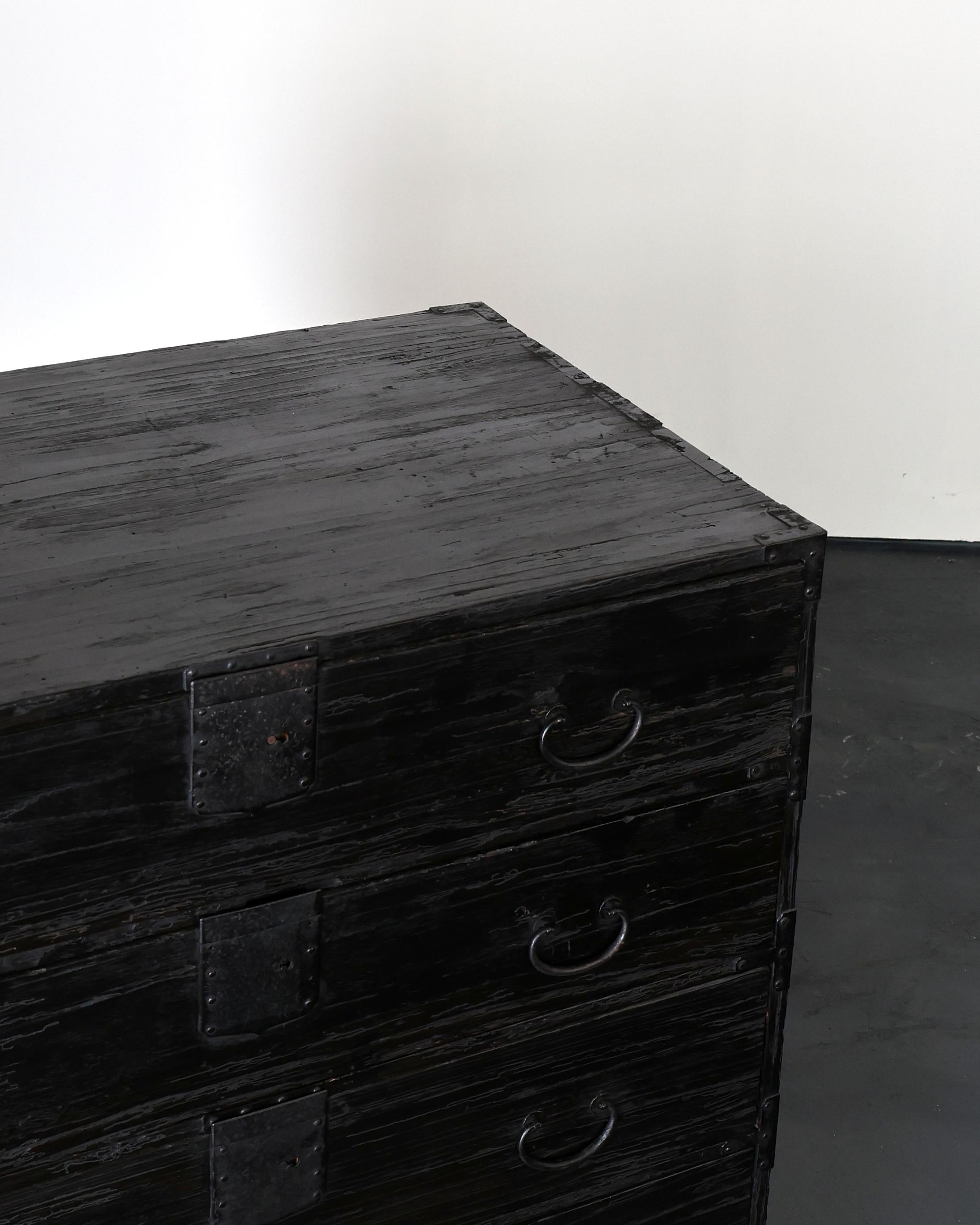 Grand Tansu/Commode à tiroirs carbonisé de la période Edo en vente 2