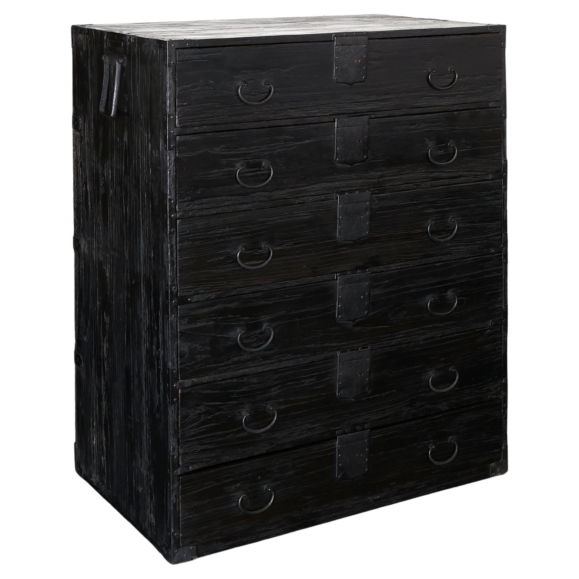 Grand Tansu/Commode à tiroirs carbonisé de la période Edo en vente