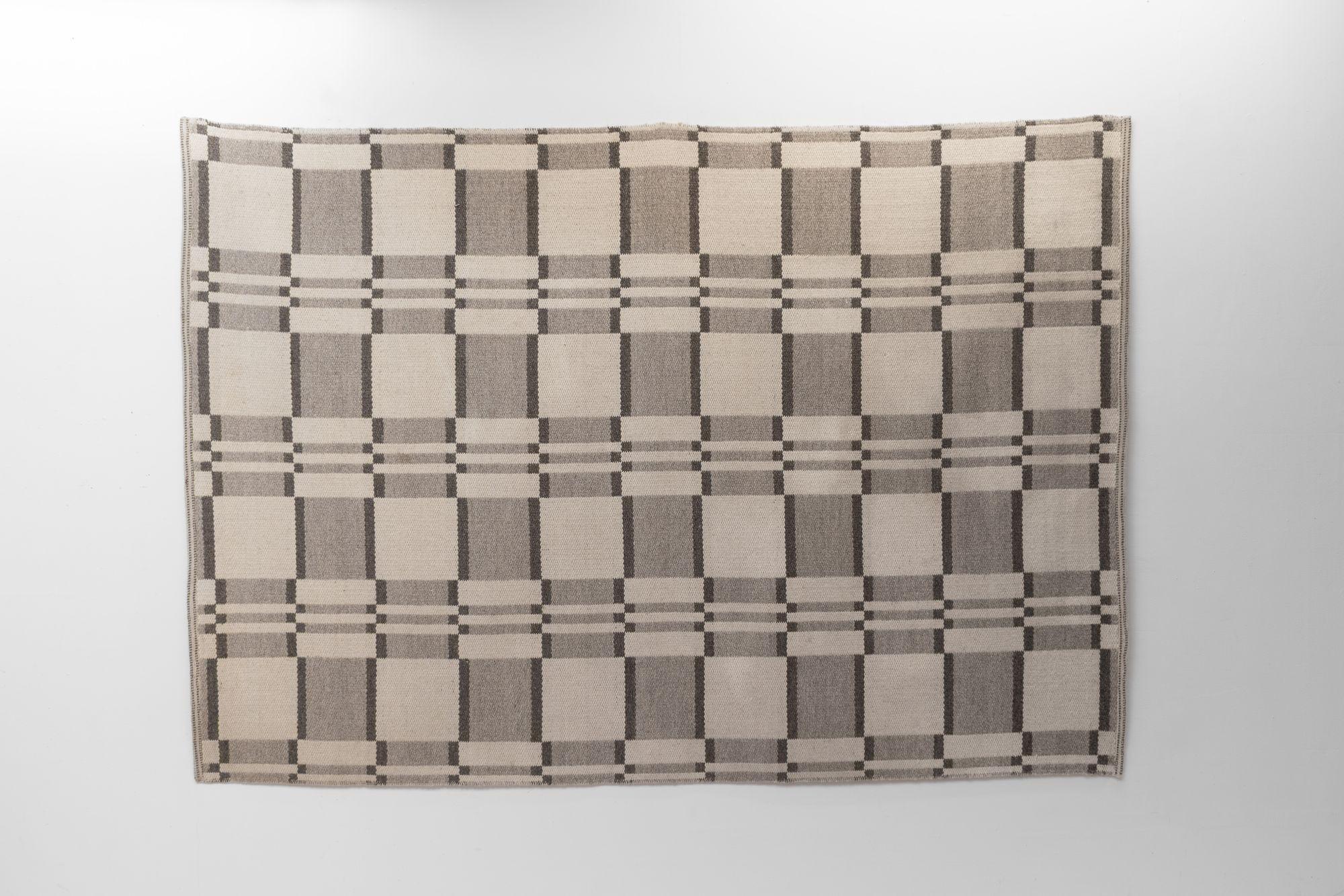 Großformatiger karierter schwedischer Kelim. Umkehrbar in Grau- und Cremetönen.
Schweden um 1960.
H 1cm x B 232cm x T 163cm
Alle unsere Teppiche werden einer professionellen Reinigung unterzogen. Aufgrund ihres Alters und ihres früheren Lebens