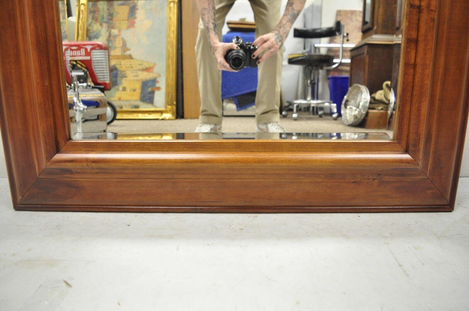 Grand miroir de coiffeuse sur pied en verre biseauté avec cadre en bois de cerisier Bon état - En vente à Philadelphia, PA