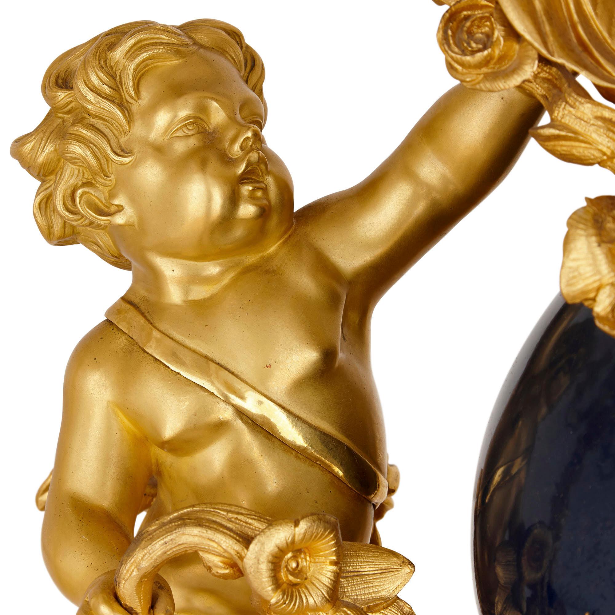 Große vergoldete Bronze-Uhrengarnitur mit Puttenmotiv von Popon (Französisch) im Angebot